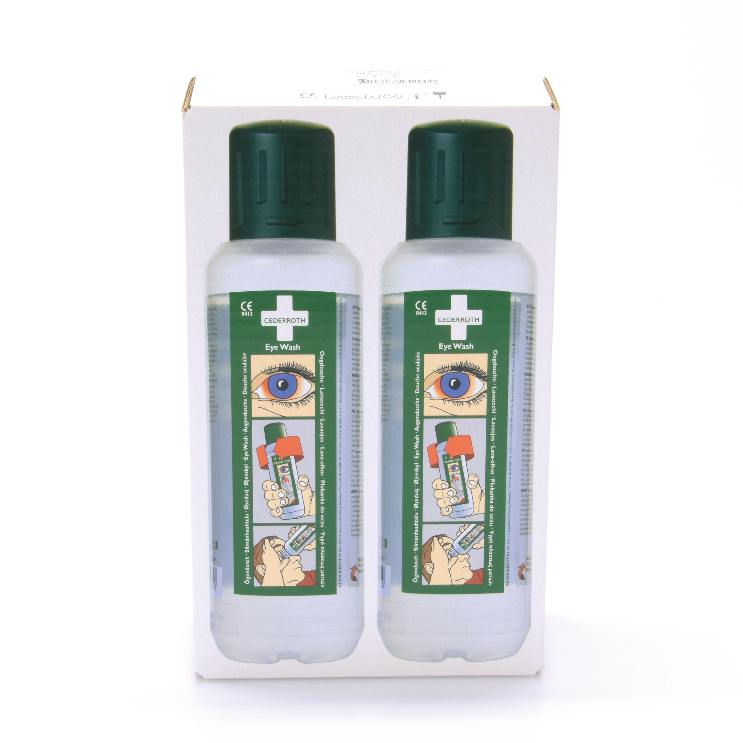 Zwei grüne Flaschen Augenspülflasche Cederroth, 2 x 500 ml mit boratgepufferter Kochsalzlösung stehen in geöffneter weißer Verpackung nebeneinander.