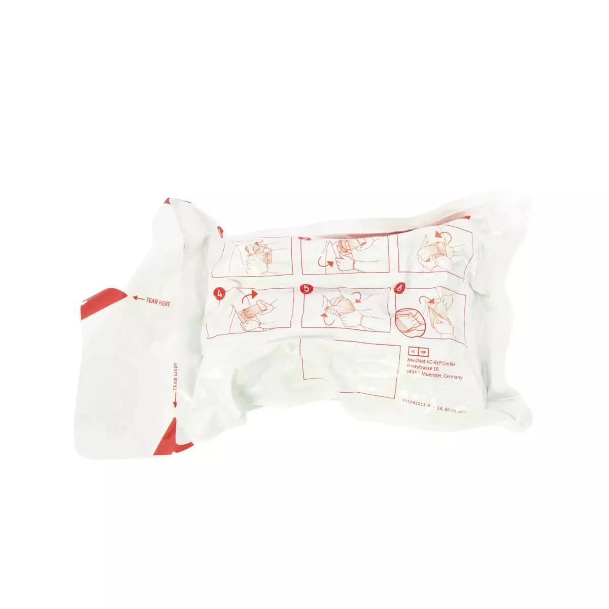 Eine zusammengefaltete Die Emergency Bandage®, das Original - Weiß, 10 cm im sterilen Beutel mit rot umrandeten, illustrierten Anwendungshinweisen.