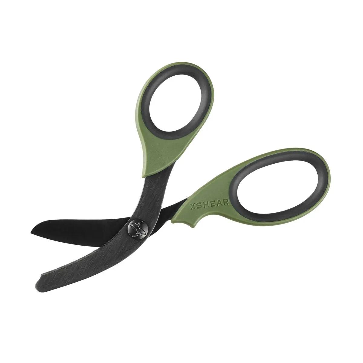 Traumaschere XSHEAR® - Oliv mit schwarz-olivfarbenem Griff, gehärteten Edelstahlklingen und patentierter, gebogener, stumpfer Spitze