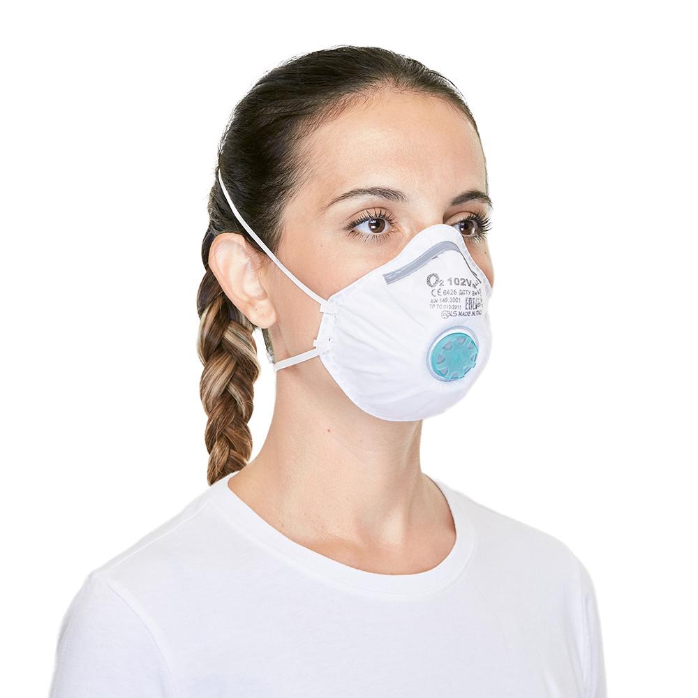 Eine Frau trägt eine BLS O2 Atemschutzmaske - FFP2 mit elastischen Bändern, weißem Gehäuse und markantem blauem Ventil sowie CE-Kennzeichnung.