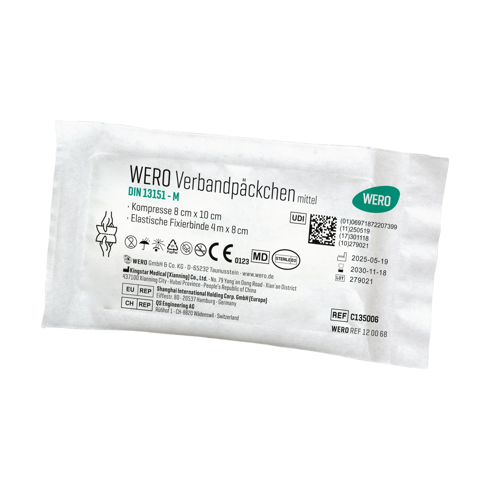Ein rechteckiges, durchsichtig verpacktes WERO Verbandpäckchen DIN 13151 M mit Spezialbeschichtung, antihaftender Kompresse und ohne Aluminium.