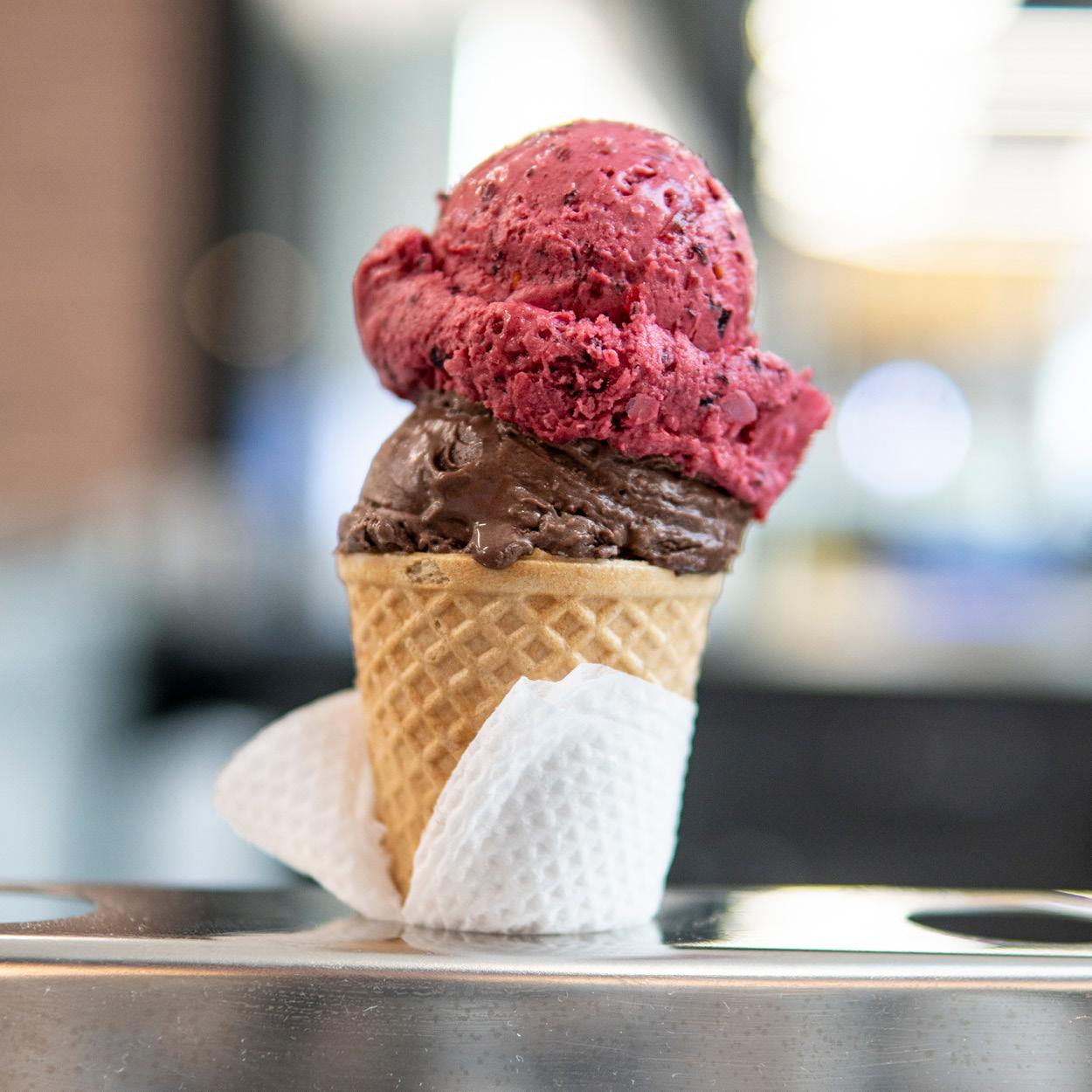 Eine Eiswaffel mit 2 Bällchen Eis darin. 