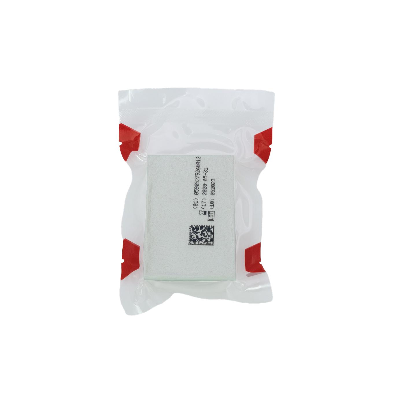 Ein vakuumverpacktes WERO MED-X® Tactical Compressed Gauze® mit rotem Verschlussband, kompakt verpackt, aus 100% Baumwolle und besonders saugfähig.