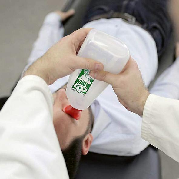 Eine Person erhält von einer medizinischen Fachkraft eine Augenspülung mit der Augenspülflasche Barikos KS, 620 ml, zur ersten Hilfe mit pH-neutraler Lösung.