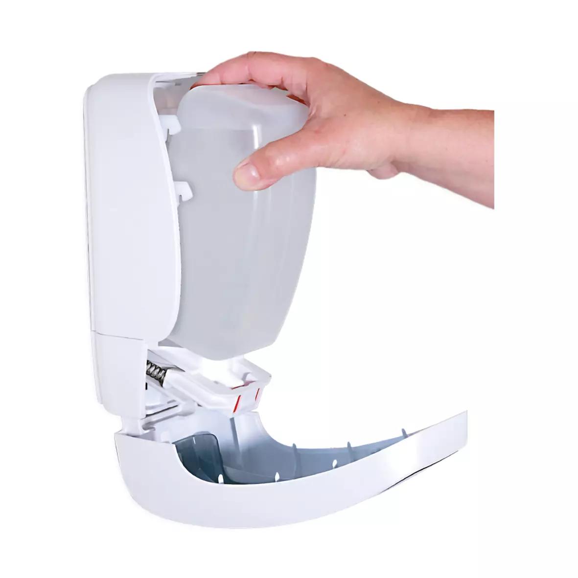 Eine Hand entnimmt eine transparente Nachfüllflasche mit weißem Deckel aus einem Schaumseife RATIO - parfümiert Spender mit weiß-blauem Gehäuse.