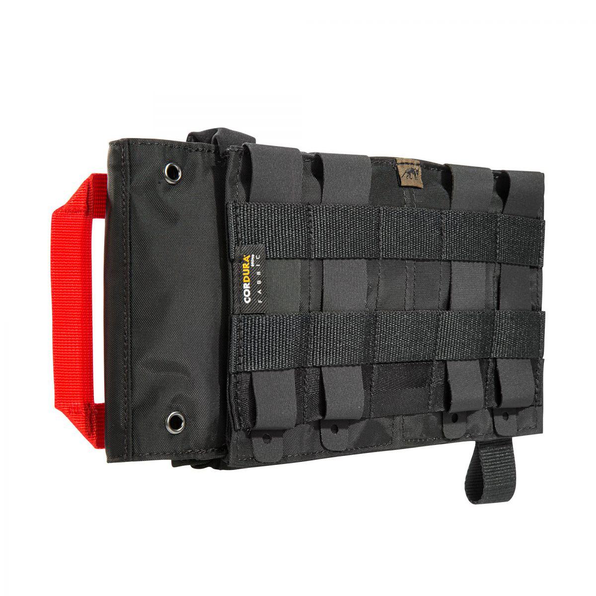 Schwarze TT IFAK Pouch VL mit rotem Griff, MOLLE-Flauschklett-Adapter und seitlichem Reißverschluss, aus robustem Cordura-Gewebe gefertigt.
