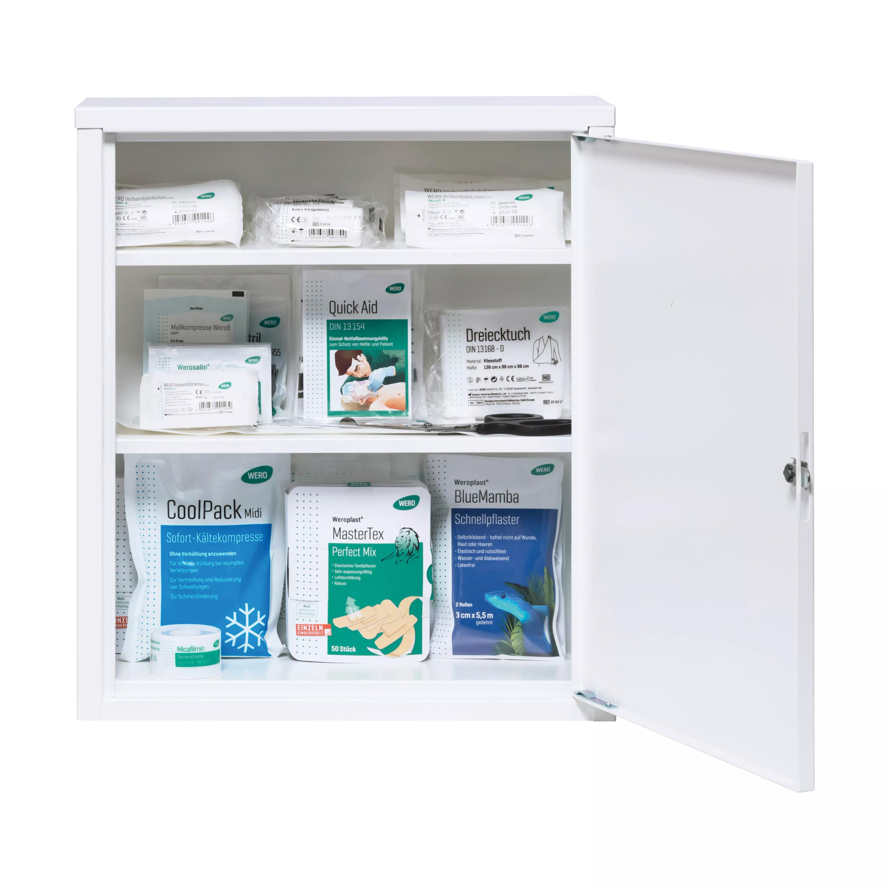 Weißer Medizinschrank mit zwei offenen Regalebenen, bestückt mit Pflasterpackungen, Verbandmaterial, Schere und kleinen Medikamentenbehältern.