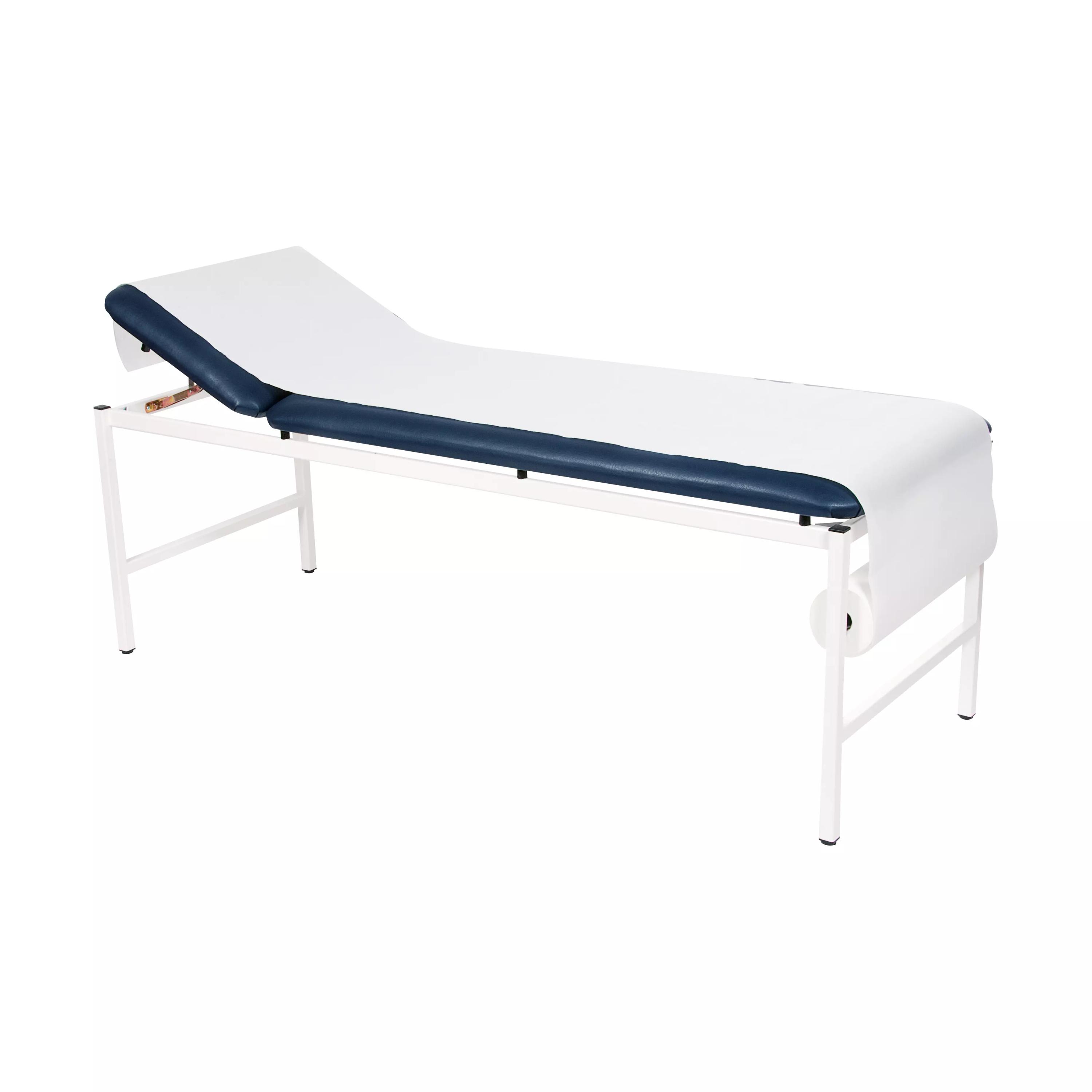 Eine Untersuchungsliege mit aufliegendem Ärztekrepp – 59 cm aus weichem, reißfestem Zellstoff als hygienische Liegenabdeckung.