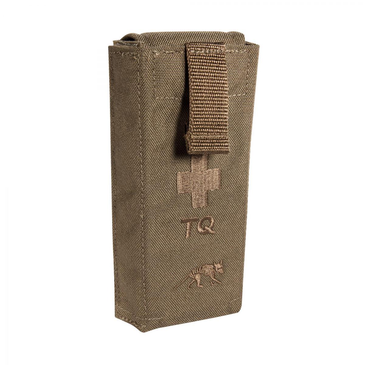 Olivegrüne TT Tourniquet Pouch II - Coyote mit gesticktem Kreuz und TQ-Schriftzug, braunem Riemen und robuster Canvas-Optik.