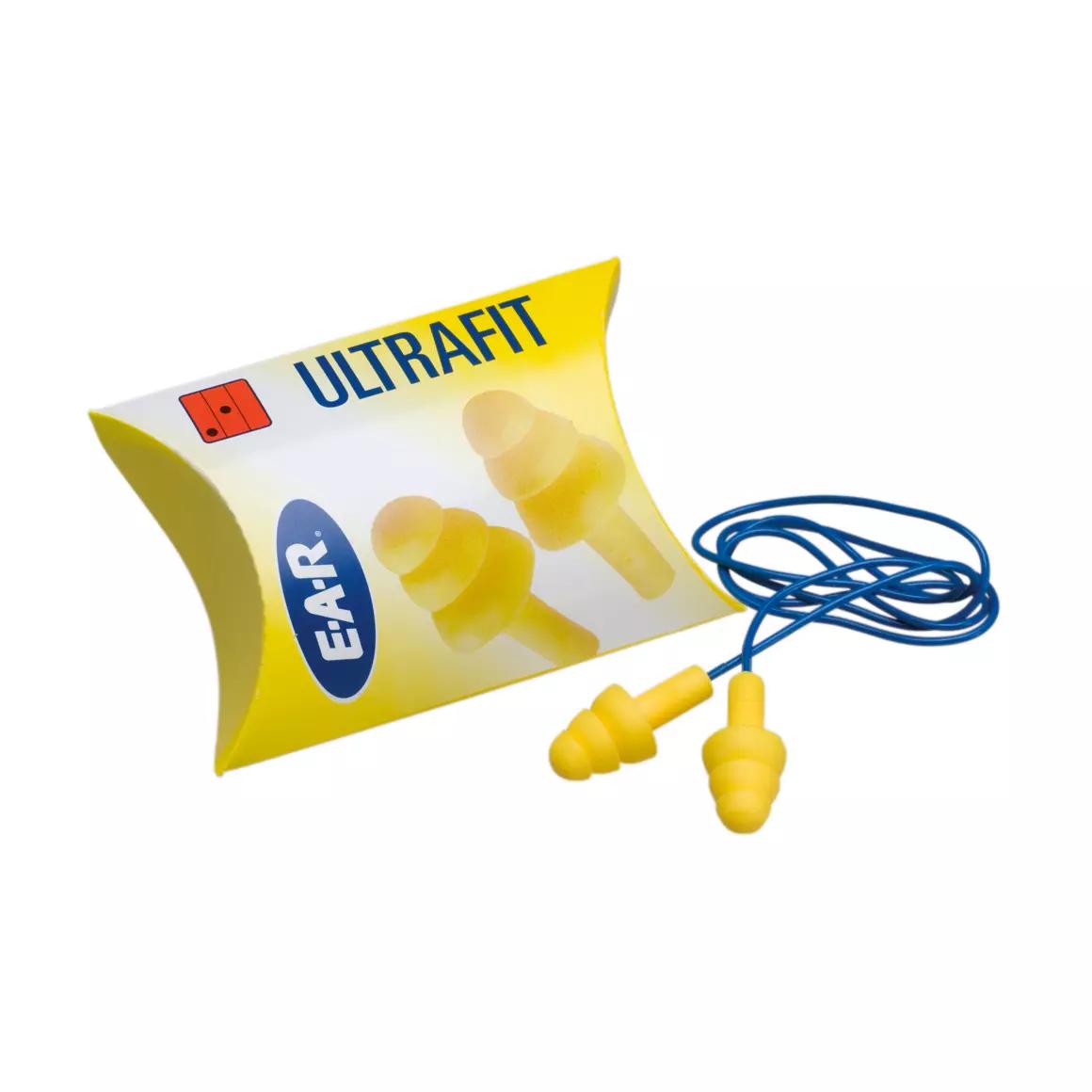 Gelbe 3M E-A-R ULTRAFIT Gehörschutzstöpsel mit blauer Kordel liegen neben ihrer Verpackung mit Abbildung und Produktname.