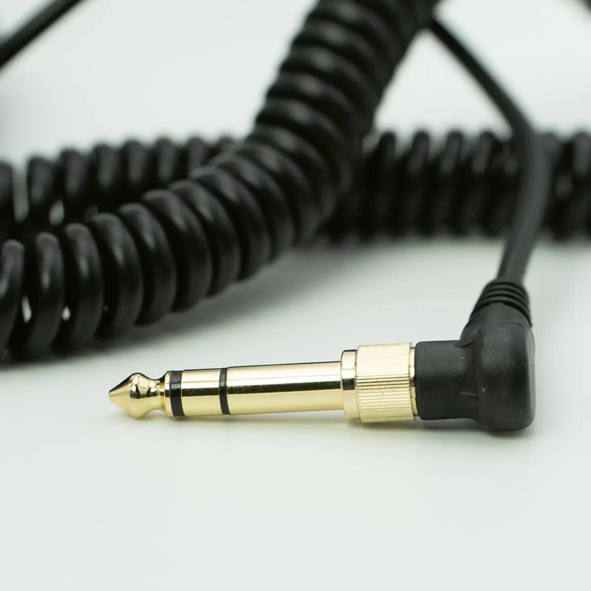 Schwarzes Spiralkabel mit goldfarbenem 3,5 mm Klinkenstecker am uvex Kopfhörer für OtoCheck Funktionskontrolle, flexibles Design und Stereoanschluss.