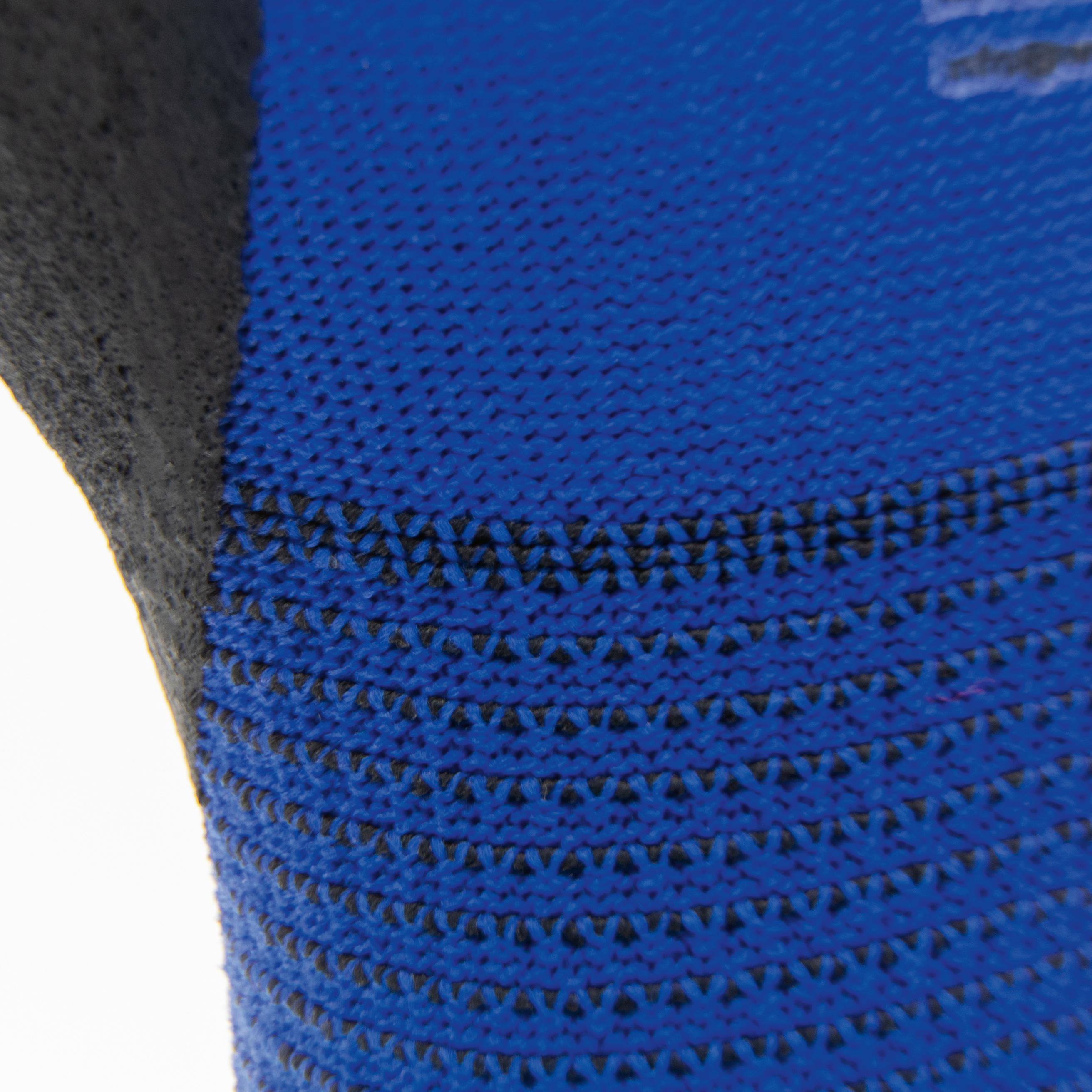 Nahaufnahme eines Arms, der vom Feinstrickhandschuh WERO Manta in Blau mit schwarzem Handrücken und strukturiertem, diagonalen Muster bedeckt ist.