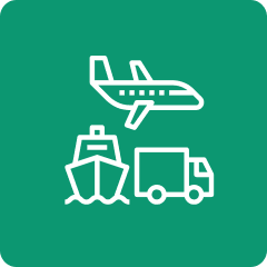Ein stilisiertes weißes Symbol zeigt die drei Hauptverkehrsarten: ein Flugzeug über einem Schiff und einem Lkw auf grünem Hintergrund.