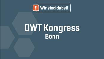 Ein stilisiertes weißes Symbol zeigt die drei Hauptverkehrsarten: ein Flugzeug über einem Schiff und einem Lkw auf grünem Hintergrund.