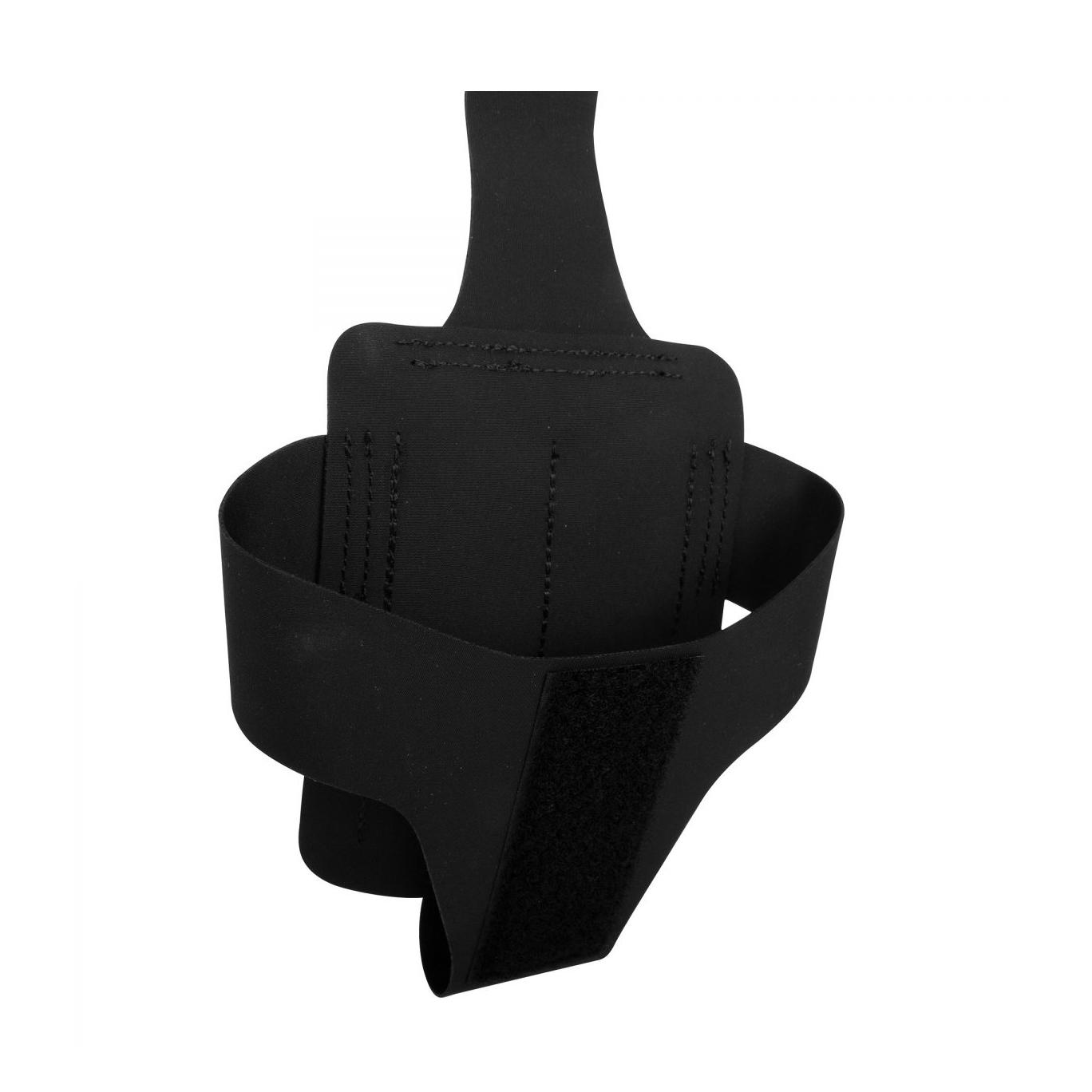 Schwarzer TT Tac Pouch Holder M aus TPU CORDURA® 700 den mit Klettverschluss und verstärktem Abschnitt, am schwarzen Handycase befestigt.