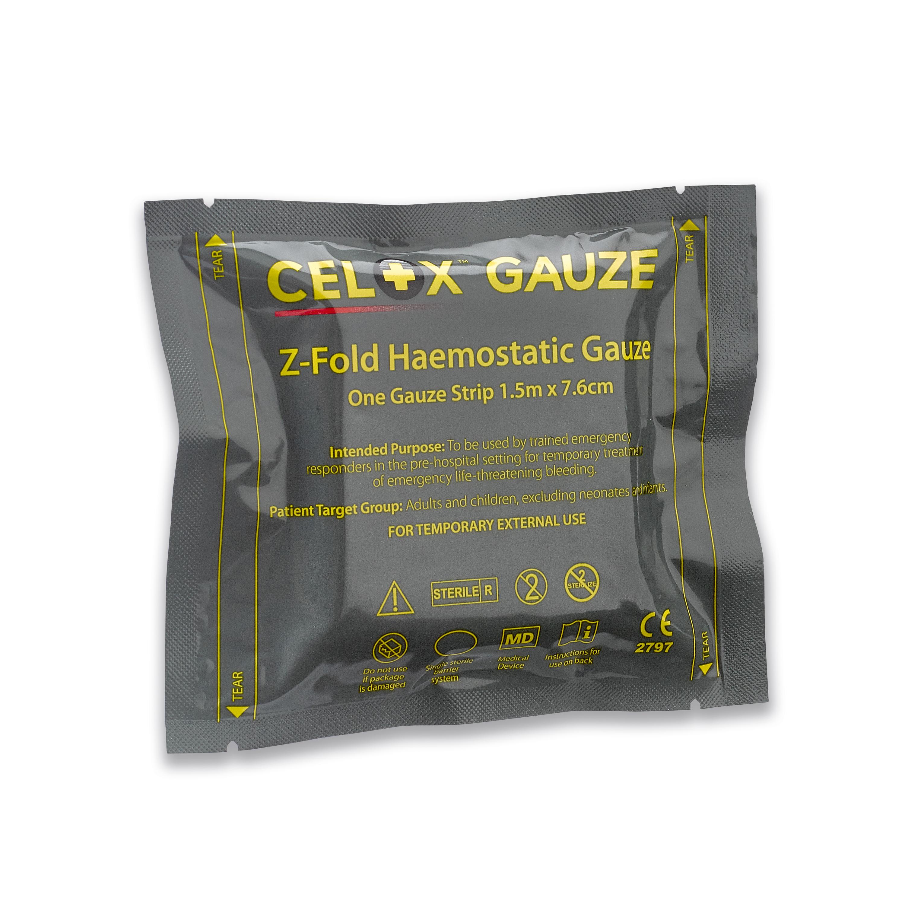 Celox™ Gauze - Hämostatische Gaze für schnelle Blutstillung, gelber Z-Faltverband mit schwarzer Beschriftung, patentierter Chitosan-Wirkstoff.