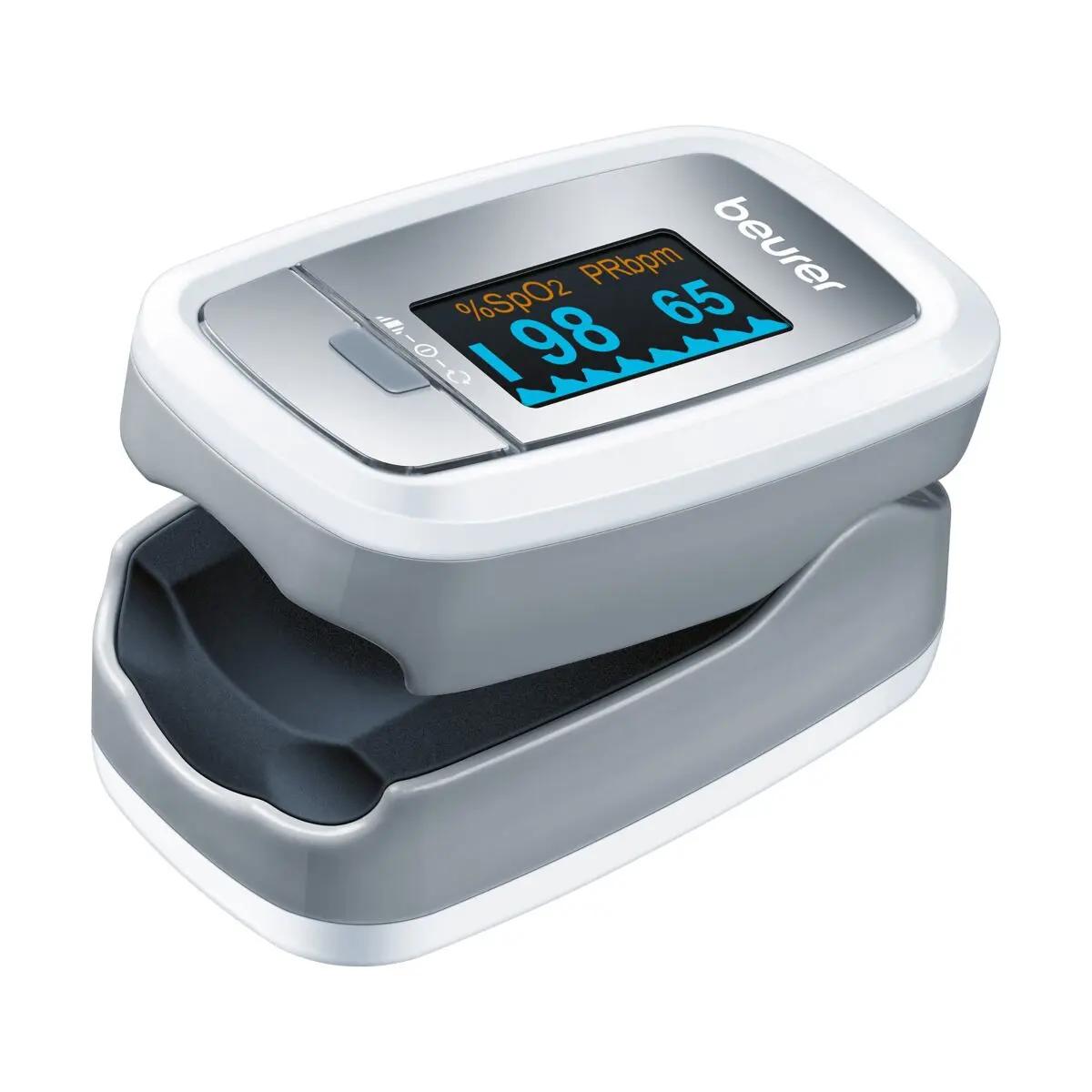 Beurer Pulsoximeter PO 30 mit gebogenem Gehäuse, Displayanzeige für Sauerstoffsättigung und Puls, sensorgesteuerter Messbereich sichtbar.