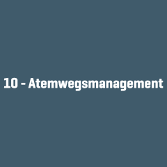 Weißer Schriftzug „10 - Atemwegsmanagement“ in serifenloser Schrift auf dunkelblauem Hintergrund