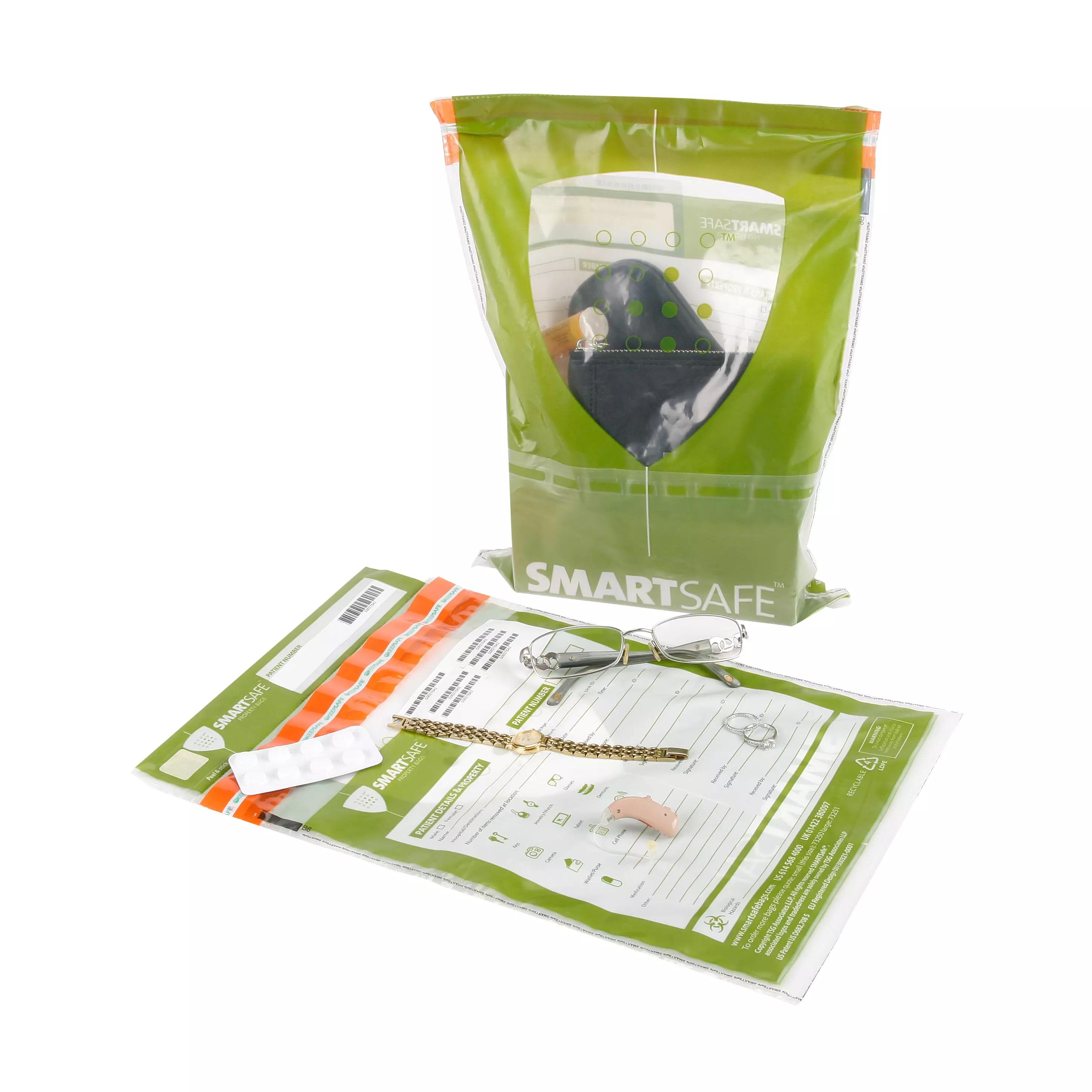 Ein geschlossener SmartSafe™ Dokumenten/Wertsachen Beutel mit Sichtfenster, zeigt Brille, Uhr und Schmuck sowie Barcode-Label zur sicheren Aufbewahrung.