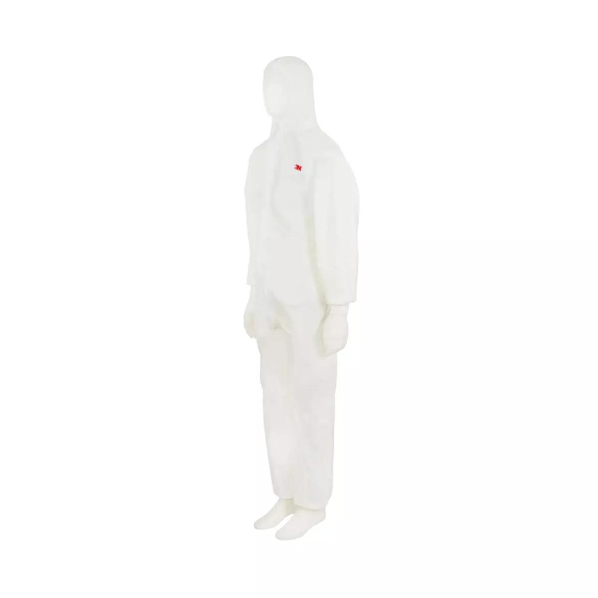 Ein Schaufenstermodell trägt den 3M™ Schutzanzug 4520 als weißen Overall mit Kapuze, langen Hosen und integrierten Handschuhen.