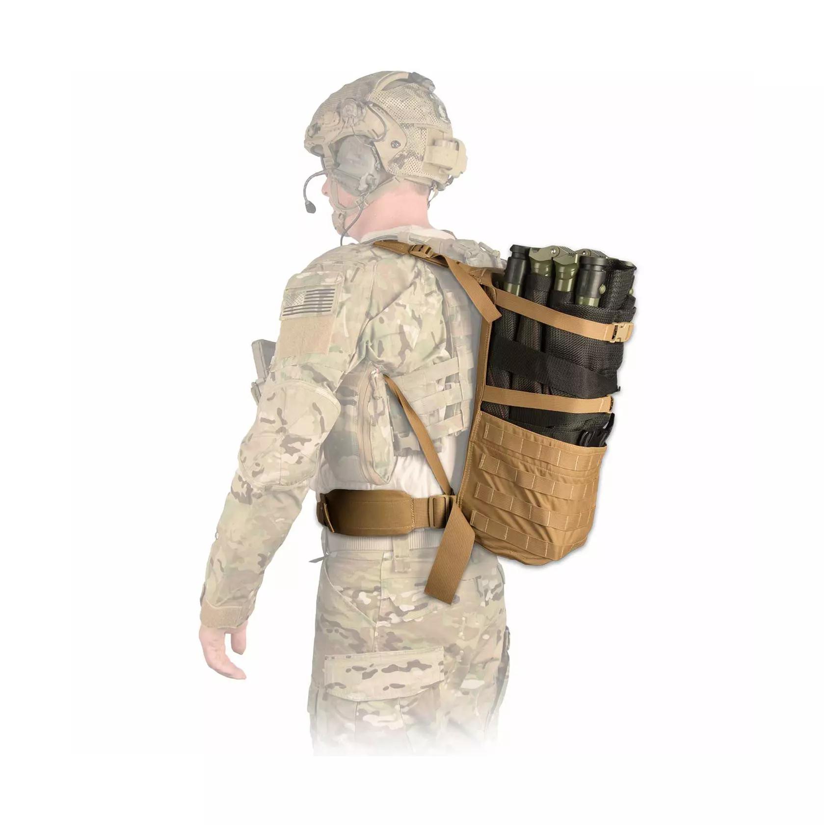Eine Person in Tarnkleidung trägt die Tragetasche für NAR Talon® II Model 90C - Coyote mit schwarzen Tragegurten und beigem Unterteil am Rücken.