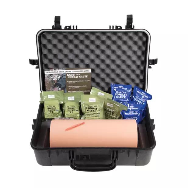 Offener QuikClot® Combat Gauze®Trainingskoffer mit Schaumstoffpolsterung, verschiedenen farbigen Übungsgazen, Schiene und Anleitung übersichtlich angeordnet.