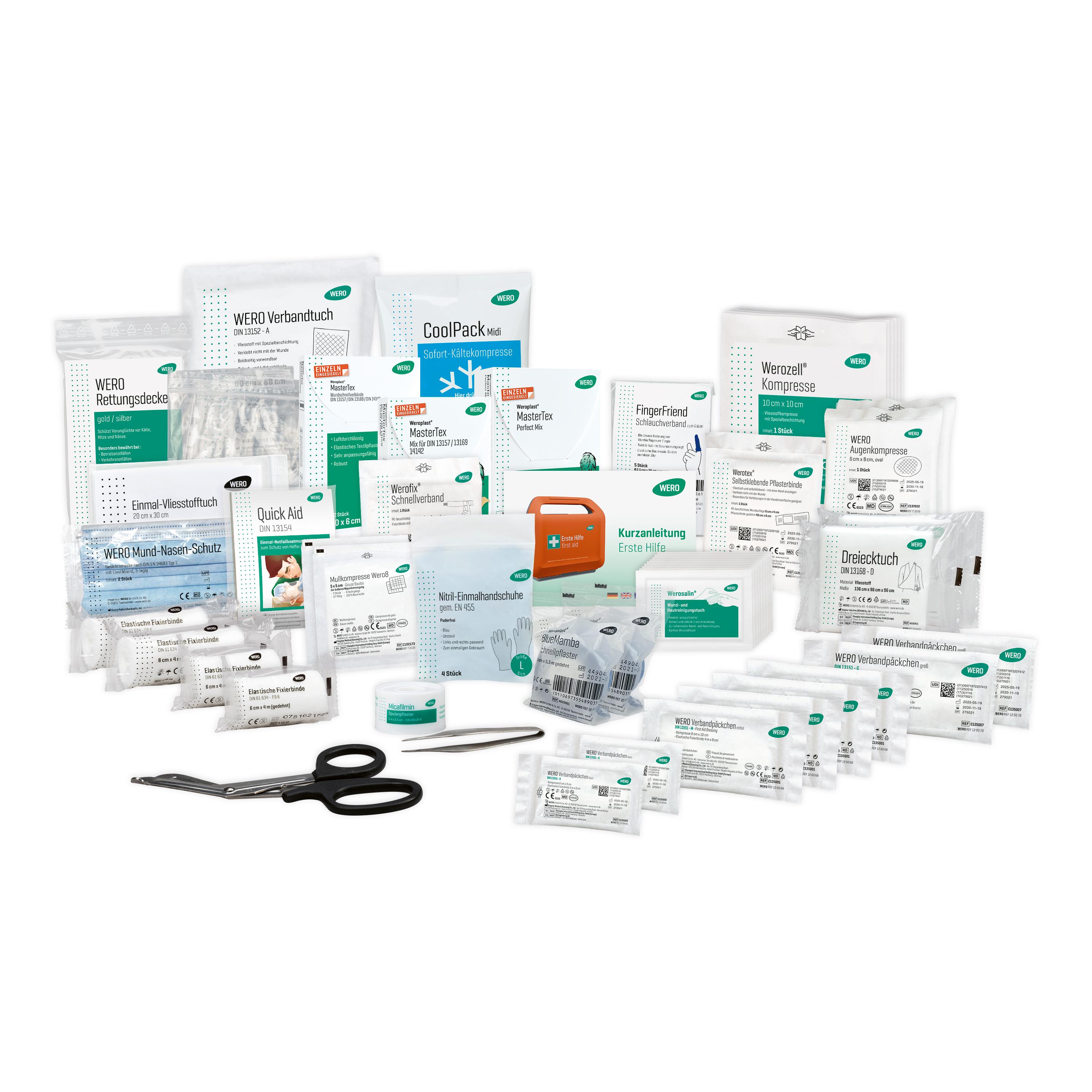 Eine Vielzahl an einzeln verpackten WERO Füllung DIN 13157 Allround Verbandsmaterialien, darunter Schnellverband und selbstklebende Pflasterbinde, ist ordentlich arrangiert.