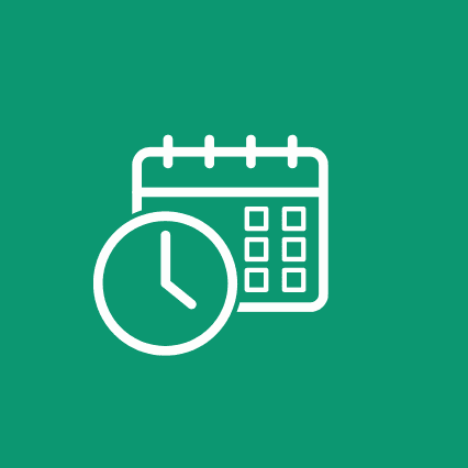 Ein weißes Kalendersymbol mit quadratischen Feldern und einer Spiralbindung auf grünem Hintergrund, daneben eine Uhr mit weißem Zeiger.