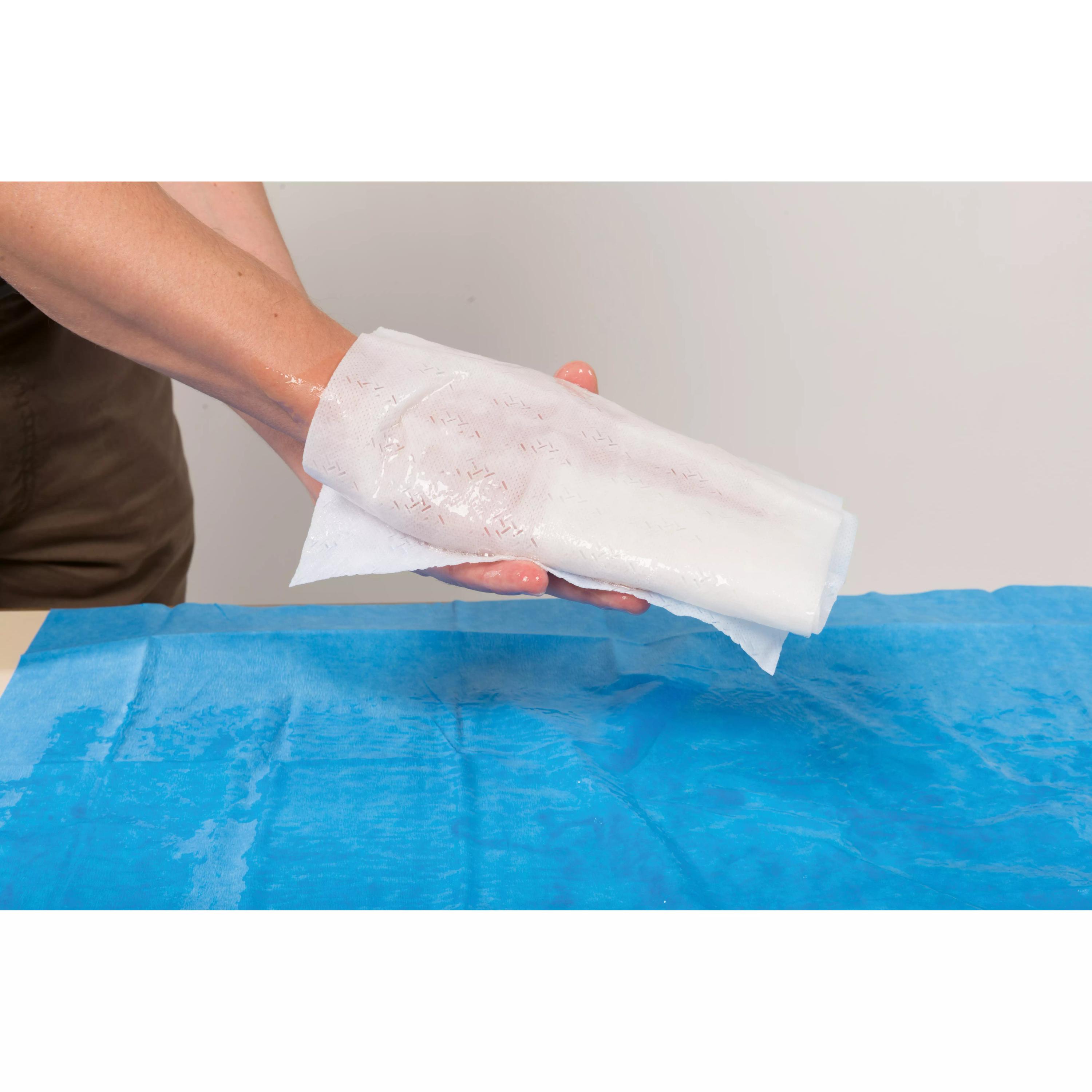 Eine Hand hält eine WATER-JEL® HA First Responder Handkompresse, steril, mit sichtbaren Verfärbungen, geeignet zum isolierten Verband bei Verbrennungen.