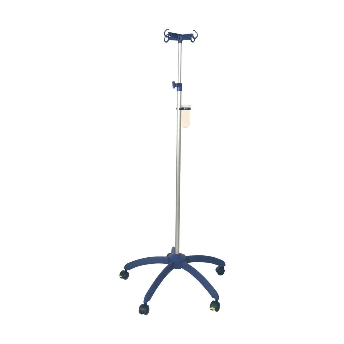 Standfester Infusionsständer mit sechs Rollen, silber-blauem Gestell, vier Sicherheitsflaschenhaken und seitlich befestigtem weißem Behälter.