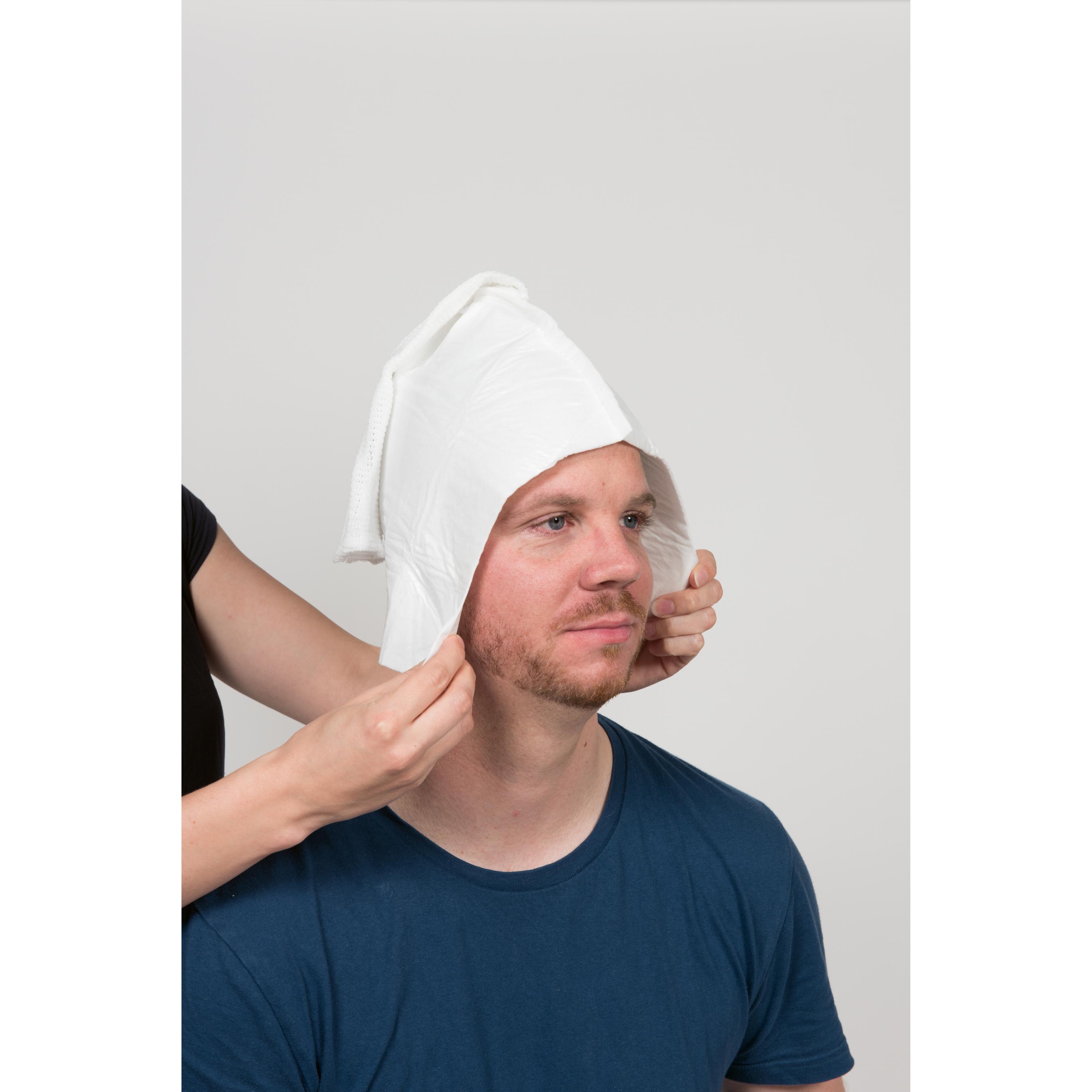 Ein Mann trägt den WERO MediCap Kopfschnellverband steril, eine Wundauflagen-Haube mit integriertem Netzverband zur schnellen, sauberen Versorgung.
