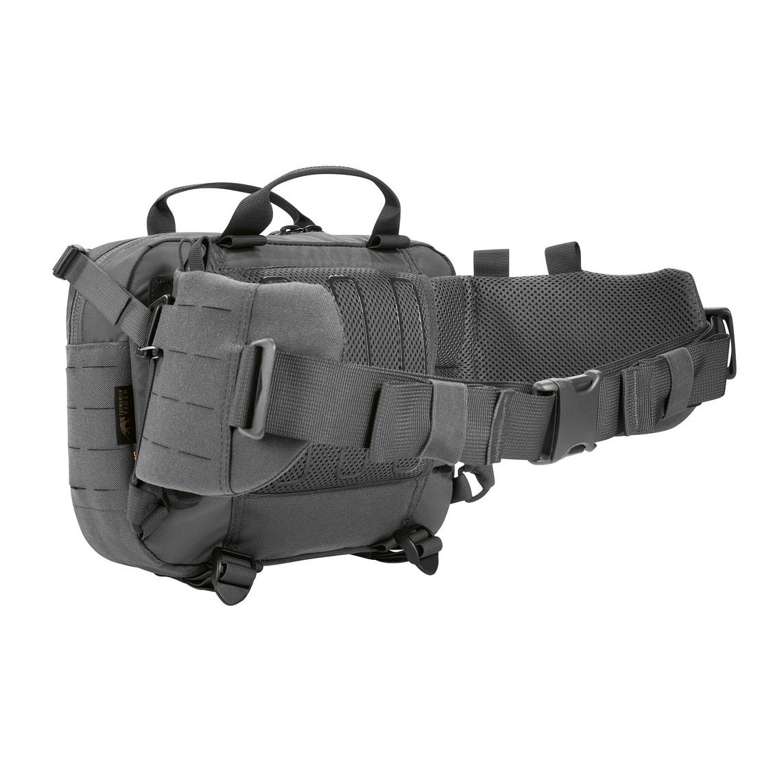 TT Modular Hip Bag 3 mit Mesh-Rückseite, zwei Tragegriffen, abnehmbarem Hüftgurt und seitlichen, gepolsterten Taschen im dreiviertel Rückblick.