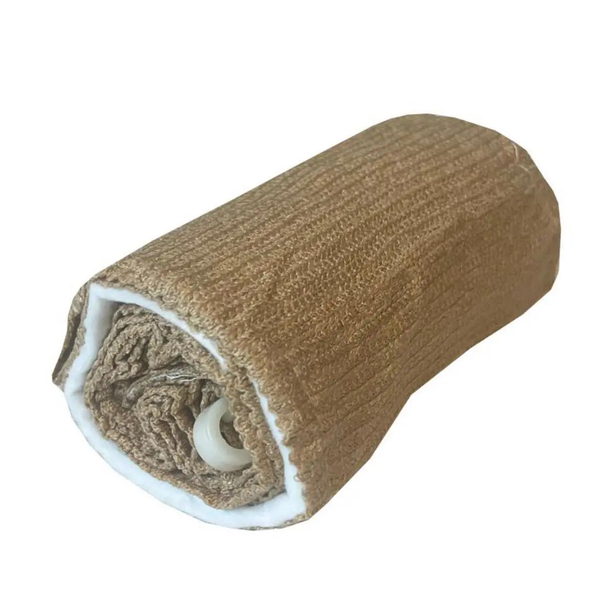 Zusammengerollte Rescue Essentials® Mini Compression Bandage mit weißem Kunststoffband, kompakt und texturiert, ideal für kleine Trauma-Kits.