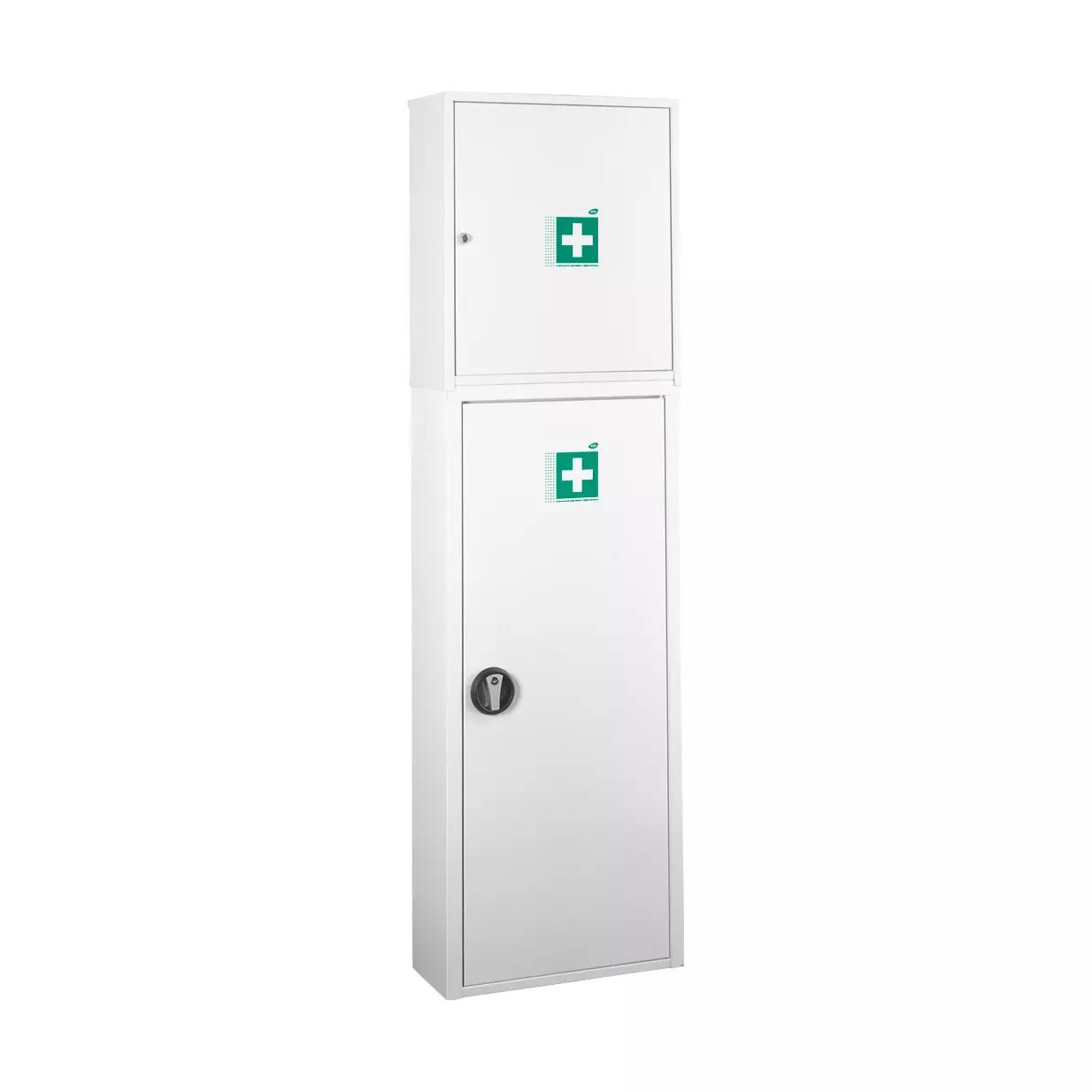 Ein weißer, hochkant stehender WERO Verbandschrank MaxiDeep 6 / 073 mit grünen Erste-Hilfe-Kreuzen und mehreren abschließbaren Fächern.