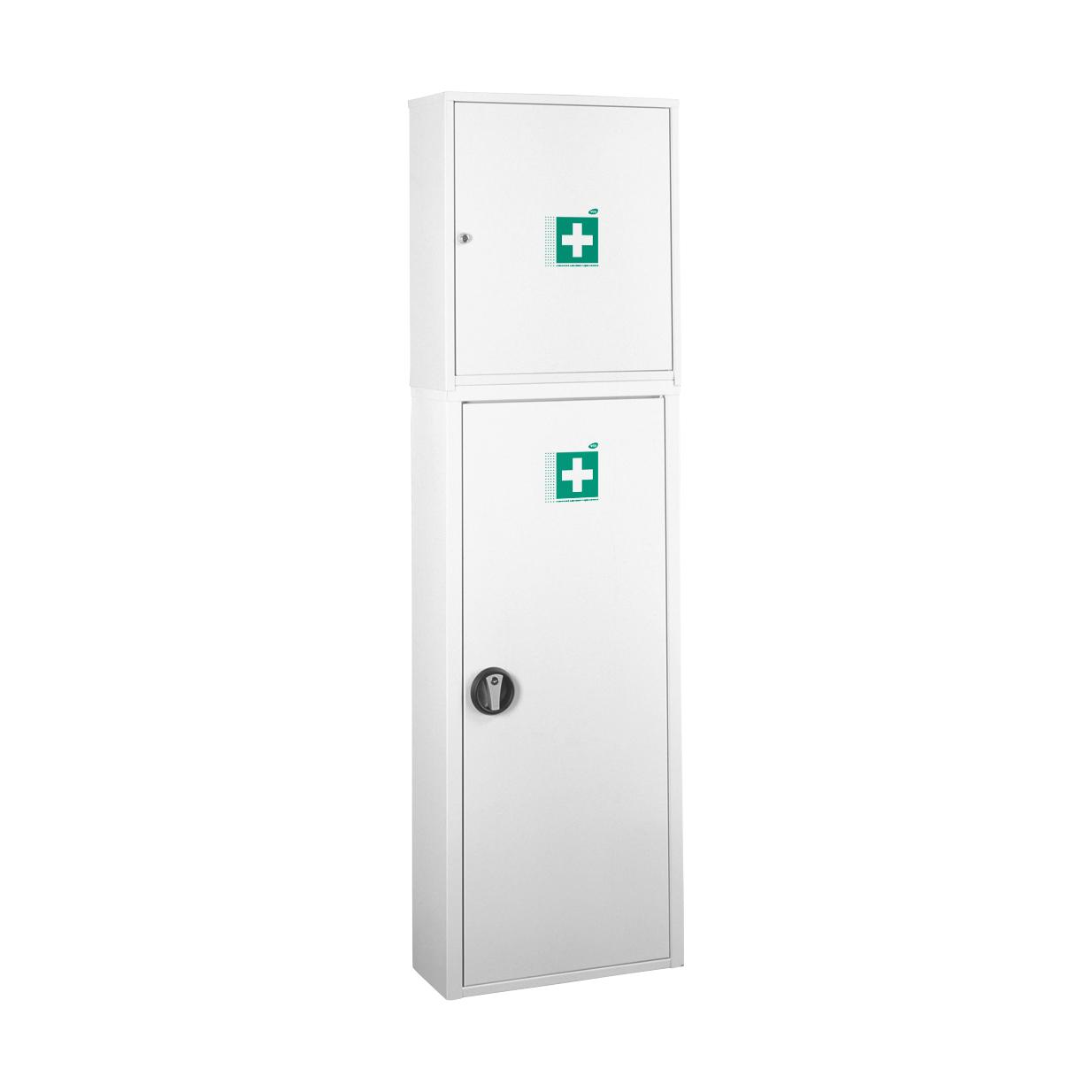 Ein weißer, hochkant stehender WERO Verbandschrank MaxiDeep 6 / 073 mit grünen Erste-Hilfe-Kreuzen und mehreren abschließbaren Fächern.