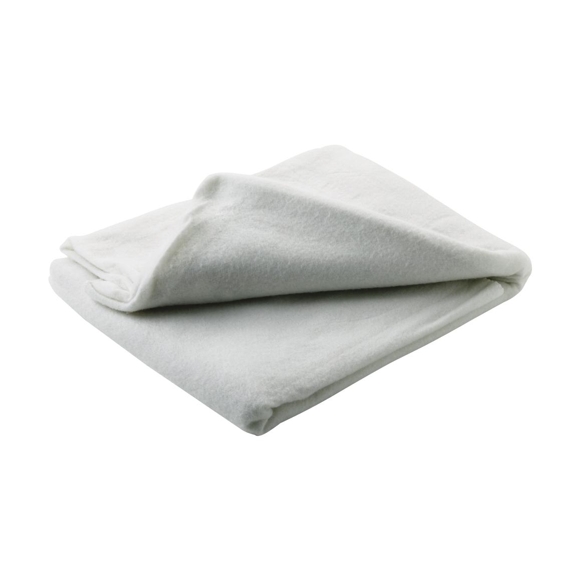 Weiße Einmal-Decke, Vlies, sorgfältig zur Hälfte gefaltet, zeigt weiche, leicht strukturierte Oberfläche und exakte Kanten.