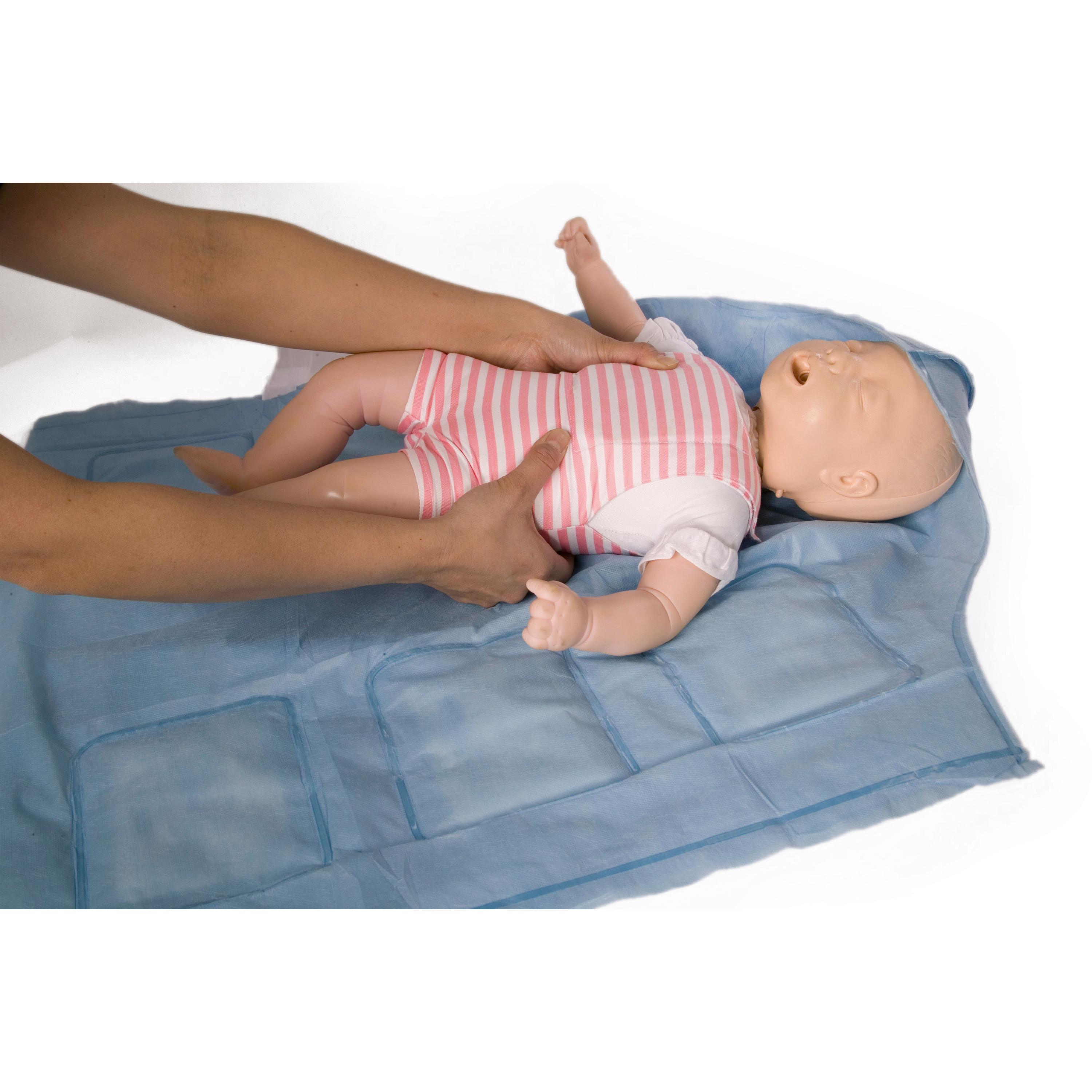 Ein Puppenbaby mit geschlossenen Augen liegt in einem Ready-Heat™ Kokon für Neugeborene/Säuglinge mit sechs wärmenden Paneelen und Klettverschlüssen.