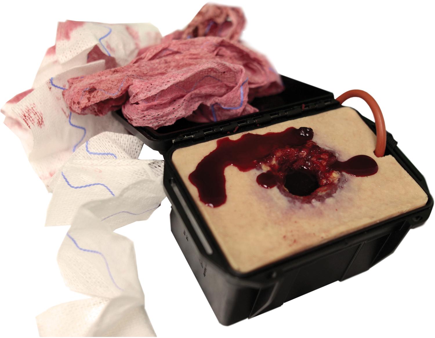 Techline Wound Packing Trainer Gunshot/Schusswunde mit offenliegendem Schwamm, simuliert stark blutende Schussverletzung und realistisches Training.