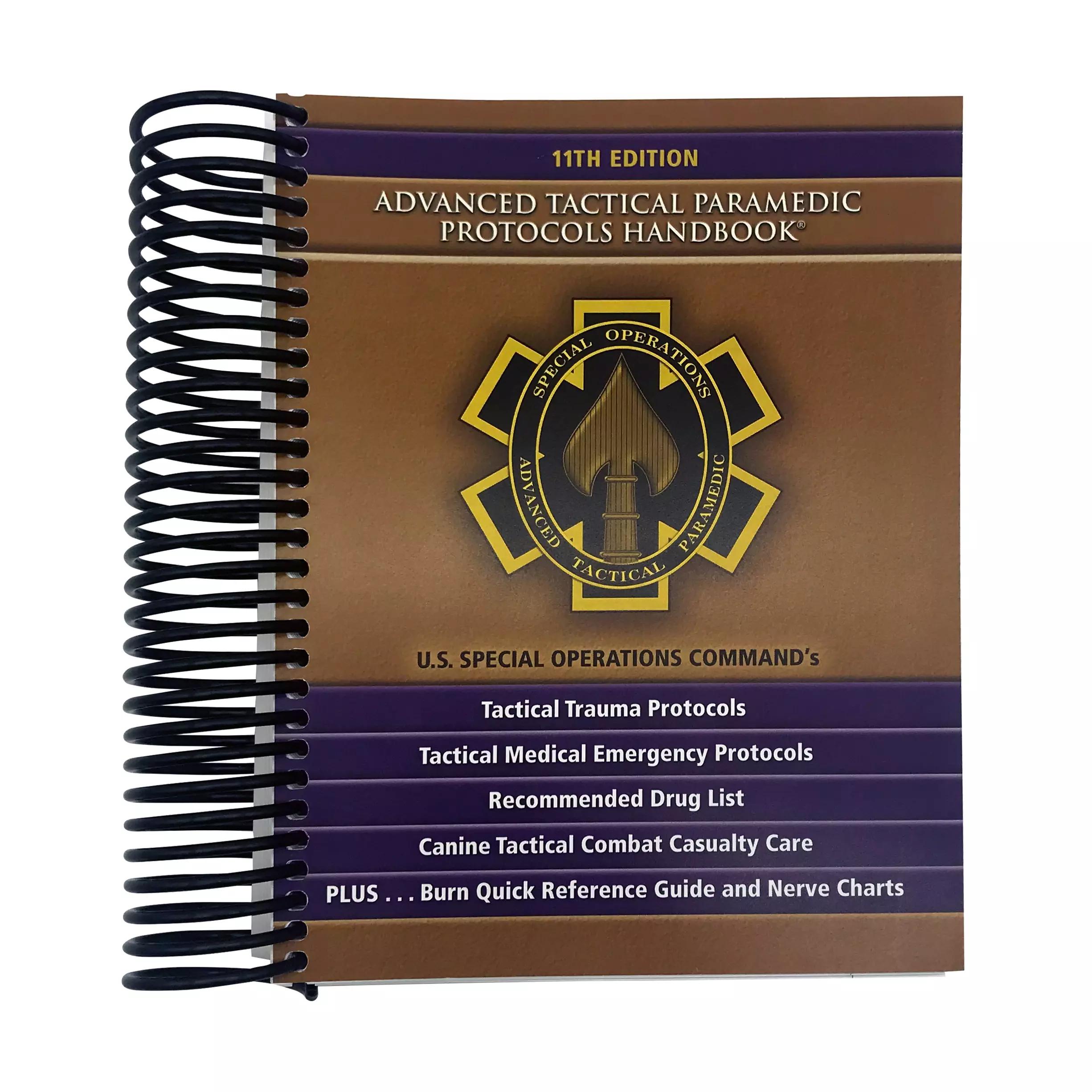 Das spiralgebundene JSOM's Advanced Tactical Paramedic Protocols (ATP-P) Book 11th Edition zeigt ein braunes Cover mit gold-schwarzem Spezialoperations-Emblem.