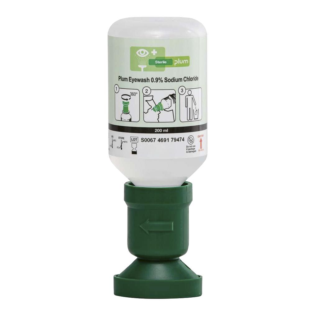 PLUM-Augenspülflasche 200 ml NaCl mit weißem Deckel steht in grünem Kunststoffhalter, Etikett mit Anwendungshinweisen und Warnsymbol gut sichtbar.