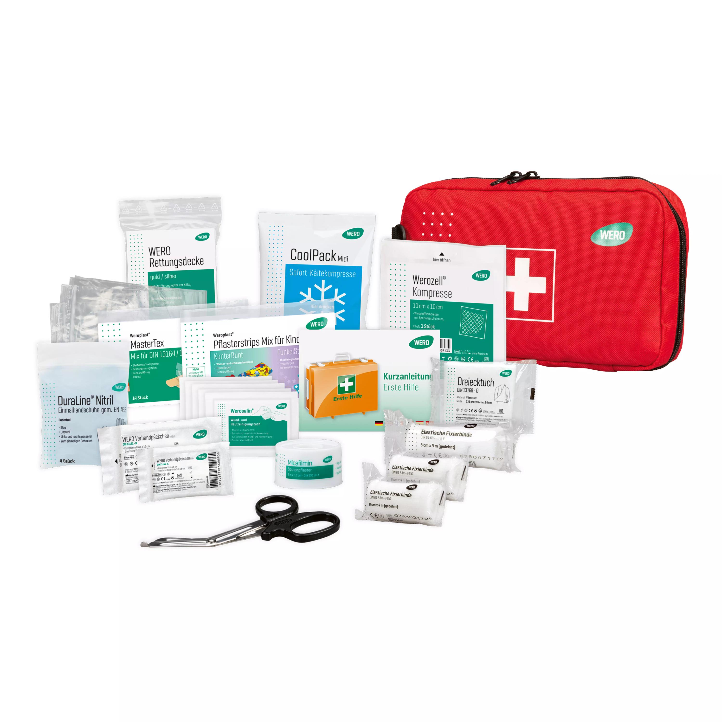 Vollständig montiertes Erste-Hilfe-Set in rotem Reißverschlussbeutel mit medizinischen Hilfsmitteln und Werkzeugen, wie Scheren und Pflastern.
