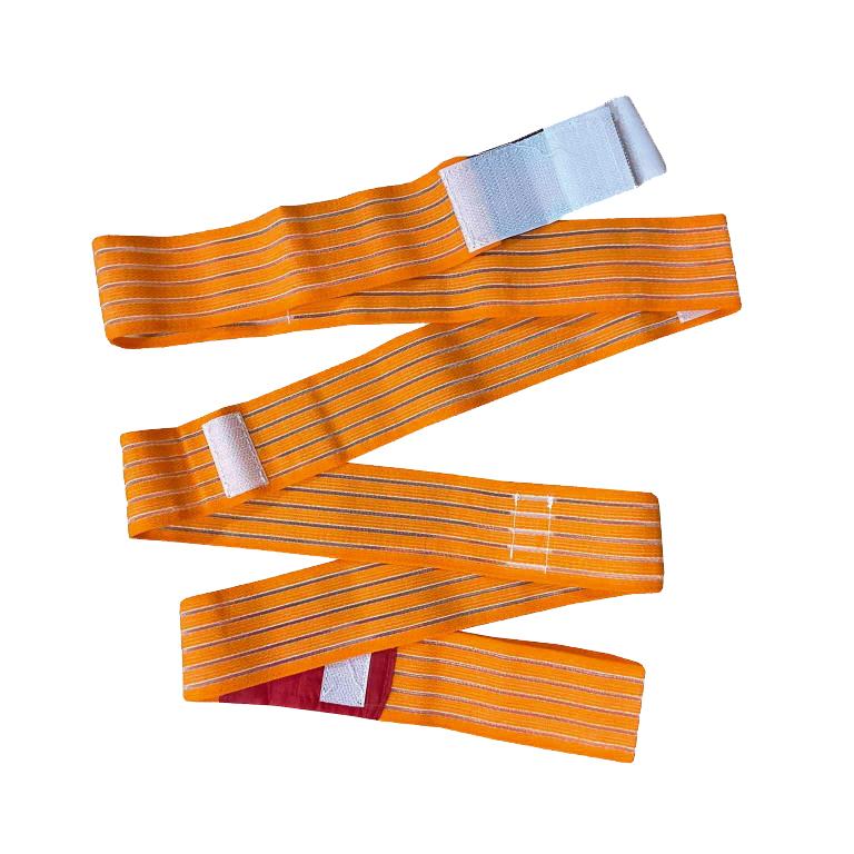 Orangefarbener, elastischer Slishman Pressure Wrap mit weißem Patch und roter Hülse, zusammengerollt und gefaltet dargestellt.