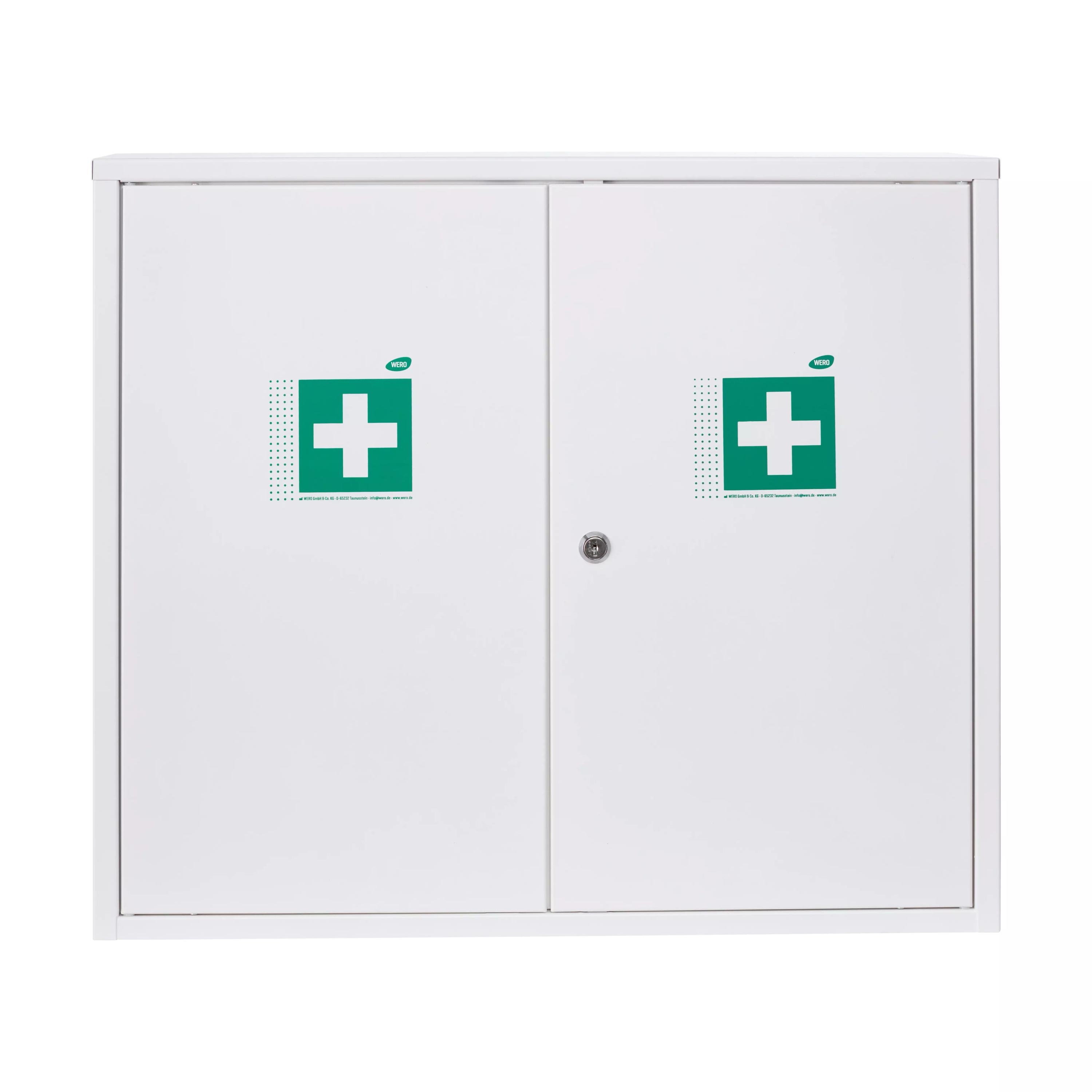 Ein weißer WERO Verbandschrank DuoDoor XL 500 aus Metall mit zwei grün bekreuzten Türen und zentralem Schloss, leer und zweitürig.