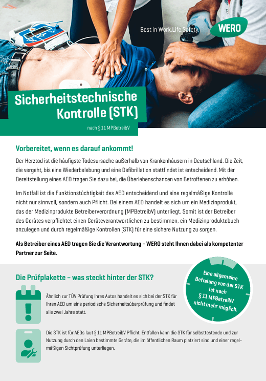 Zwei Personen auf einer Untersuchungsliege, eine legt Defibrillator-Pads zur Behandlung akuter Herzrhythmusstörungen an.