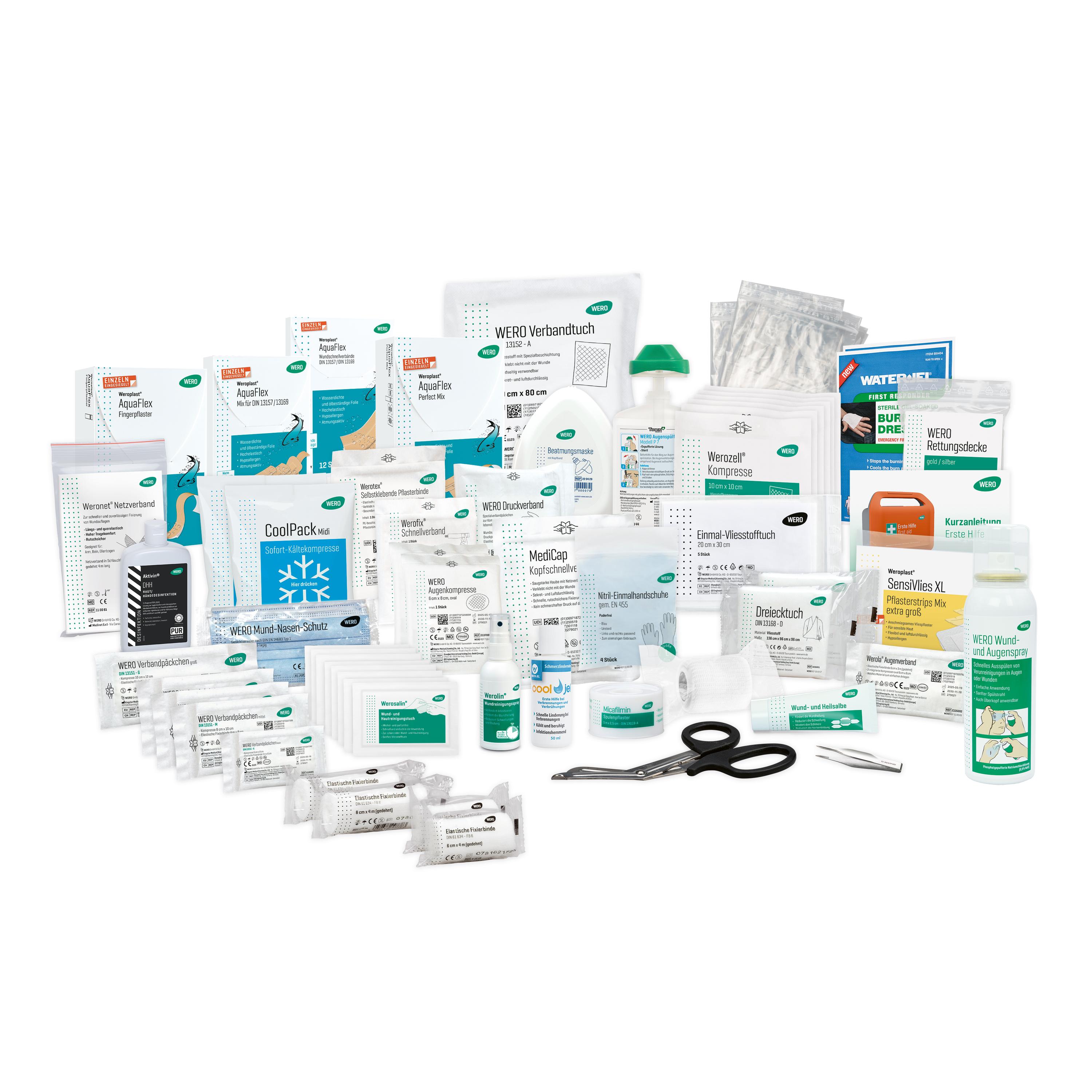 Verschiedenfarbige, ordentlich gestapelte Füllung für Erste Hilfe Koffer Chemie mit Bandagen, Verbänden, Schere und weiteren medizinischen Hilfsmitteln.