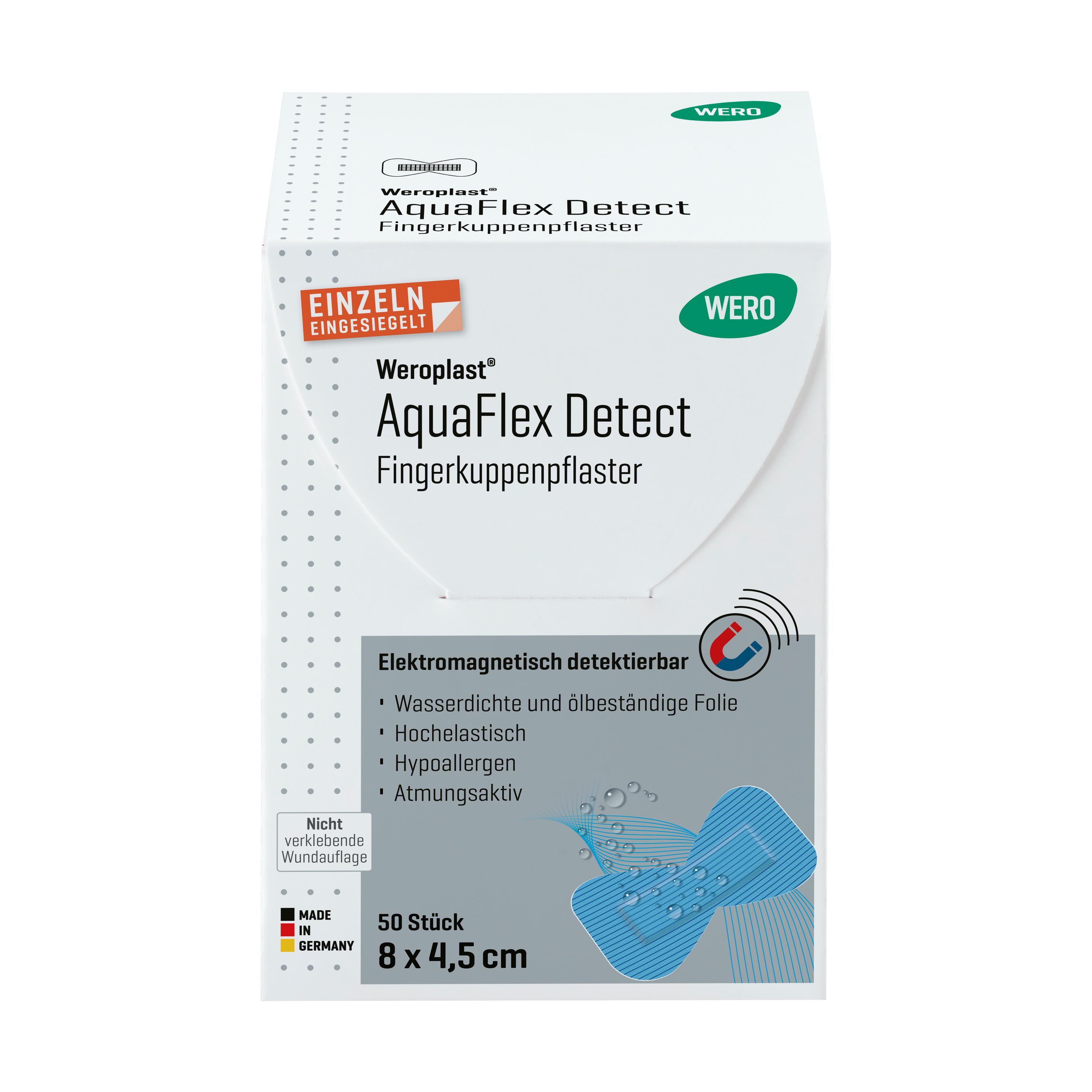 Ein Finger hält ein flexibles, blaues Fingerkuppenpflaster Weroplast® AquaFlex Detect mit weißem Klebestreifen, weitere Pflaster und die Produktbox liegen daneben.