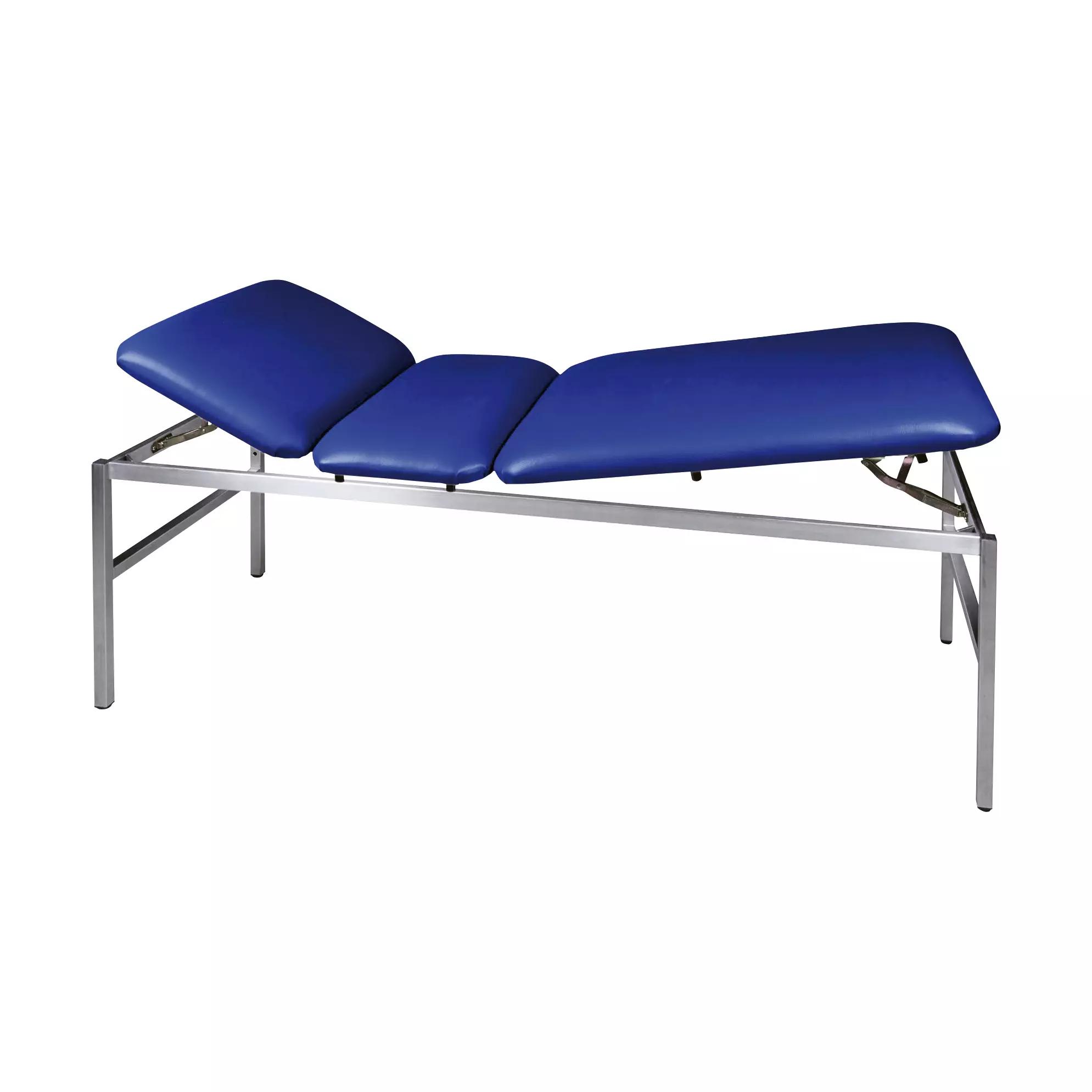 Die Untersuchungs- und Massageliege Modell 1520 - Blau steht erhöht auf stabilem Edelstahlgestell und besitzt drei gepolsterte Liegeflächen.