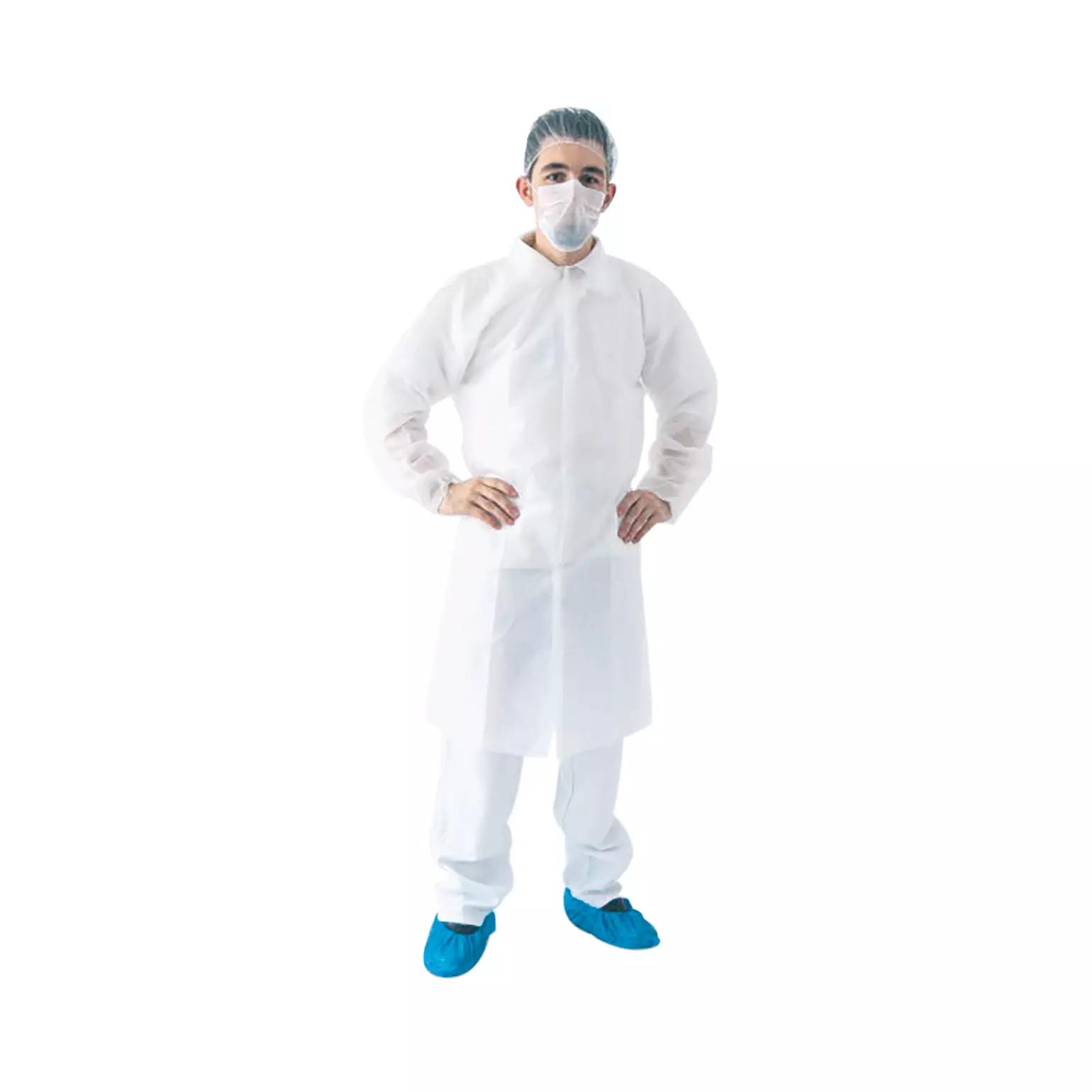 Eine Person trägt den Einweg Vlies-Mantel Premium - Weiß, XXL mit langer Jacke, Druckknöpfen und luftdurchlässigem Material sowie blauen Schuhüberzügen.