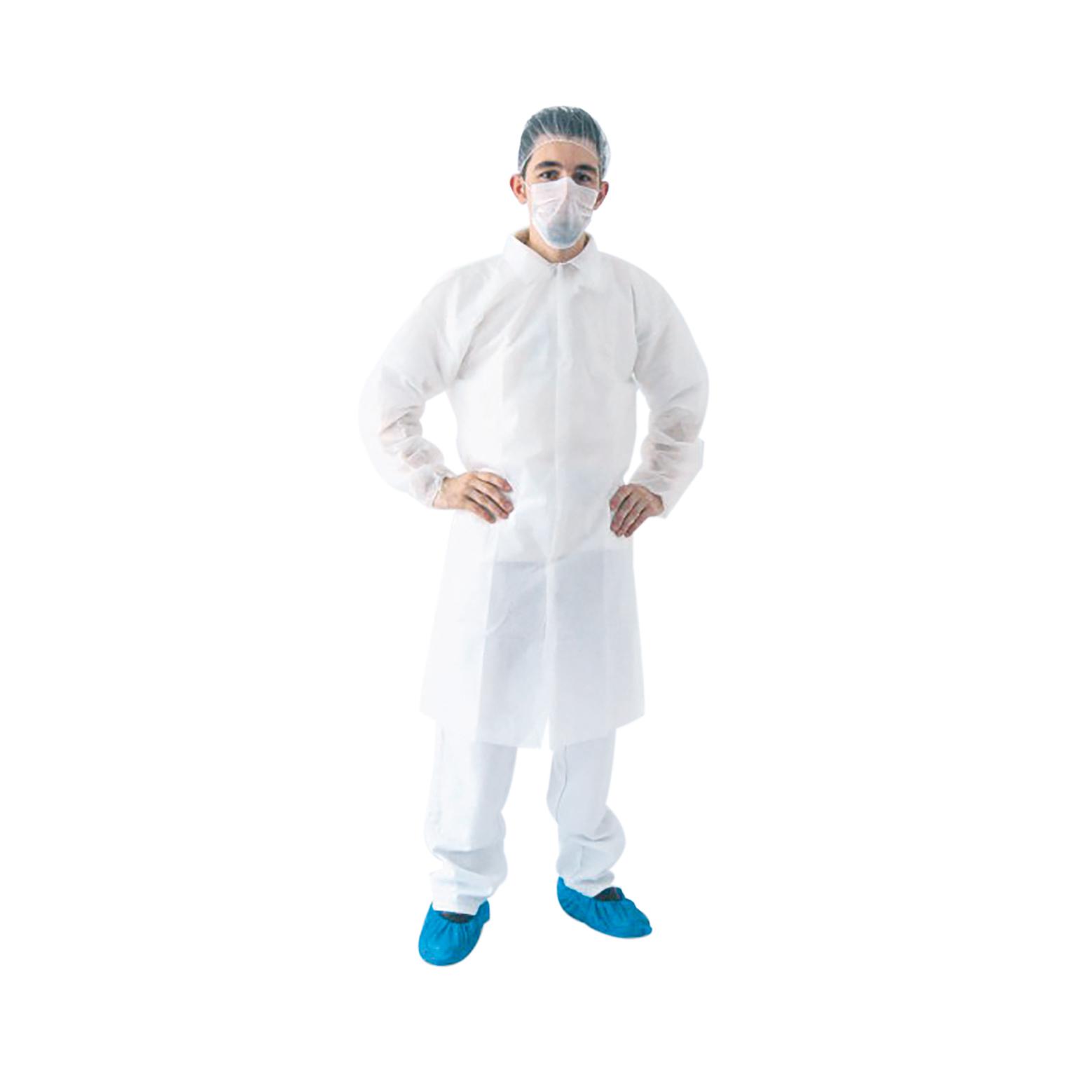 Eine Person trägt den Einweg Vlies-Mantel Premium - Weiß, XXL mit langer Jacke, Druckknöpfen und luftdurchlässigem Material sowie blauen Schuhüberzügen.