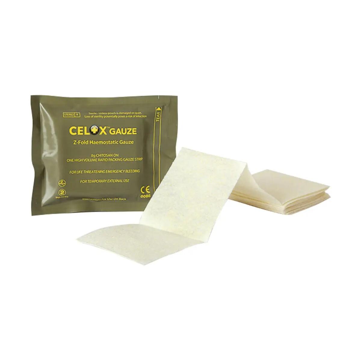 Celox™ Gauze Packung mit gelbem Etikett und eine entfaltete, hellgelbe, flexible Z-Falt-Blutstillgaze nebeneinander liegend.